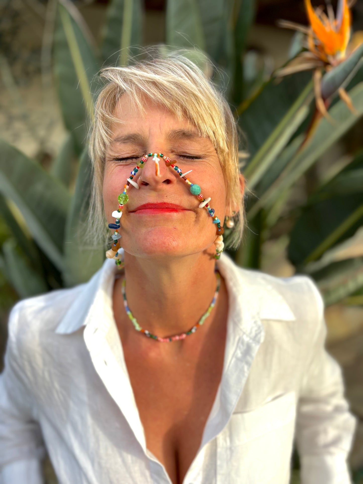 Vitamina D - Eine kunterbunte Halskette aus vielen verschiedenen Elementen. Glasperlen, Seed Beads, Sea Glass und selbstgefundenen Muscheln, in allen fröhlichen Farben.