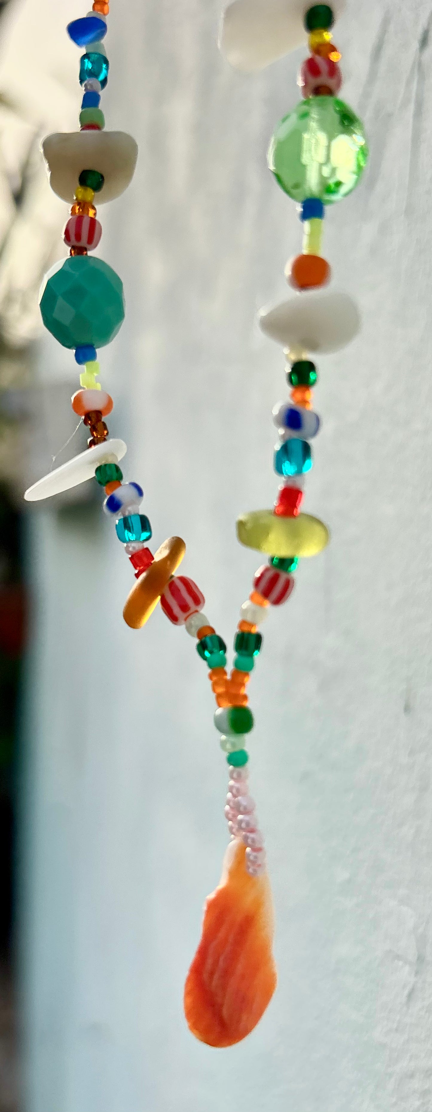 Vitamina D - Eine kunterbunte Halskette aus vielen verschiedenen Elementen. Glasperlen, Seed Beads, Sea Glass und selbstgefundenen Muscheln, in allen fröhlichen Farben.