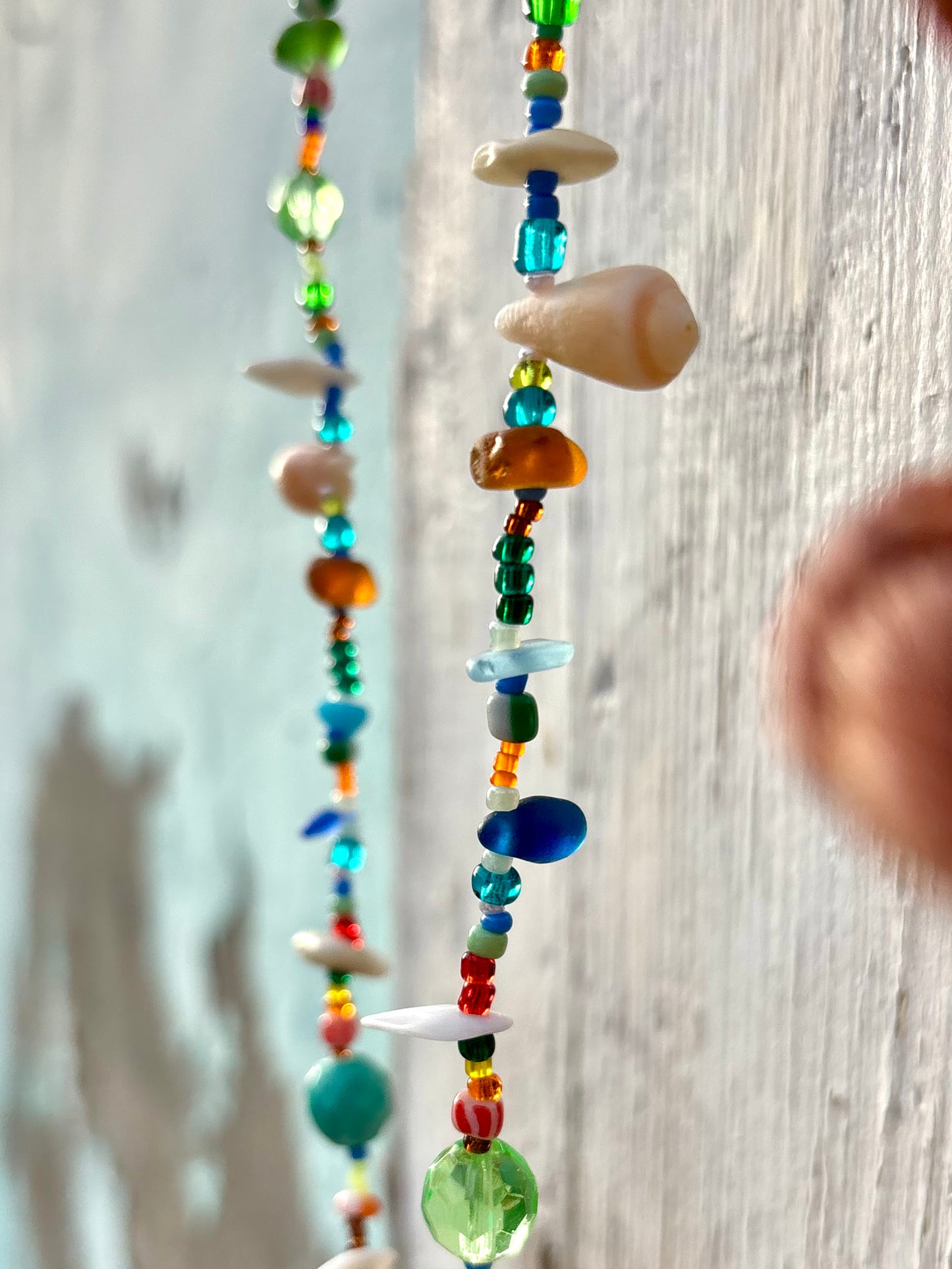 Vitamina D - Eine kunterbunte Halskette aus vielen verschiedenen Elementen. Glasperlen, Seed Beads, Sea Glass und selbstgefundenen Muscheln, in allen fröhlichen Farben.