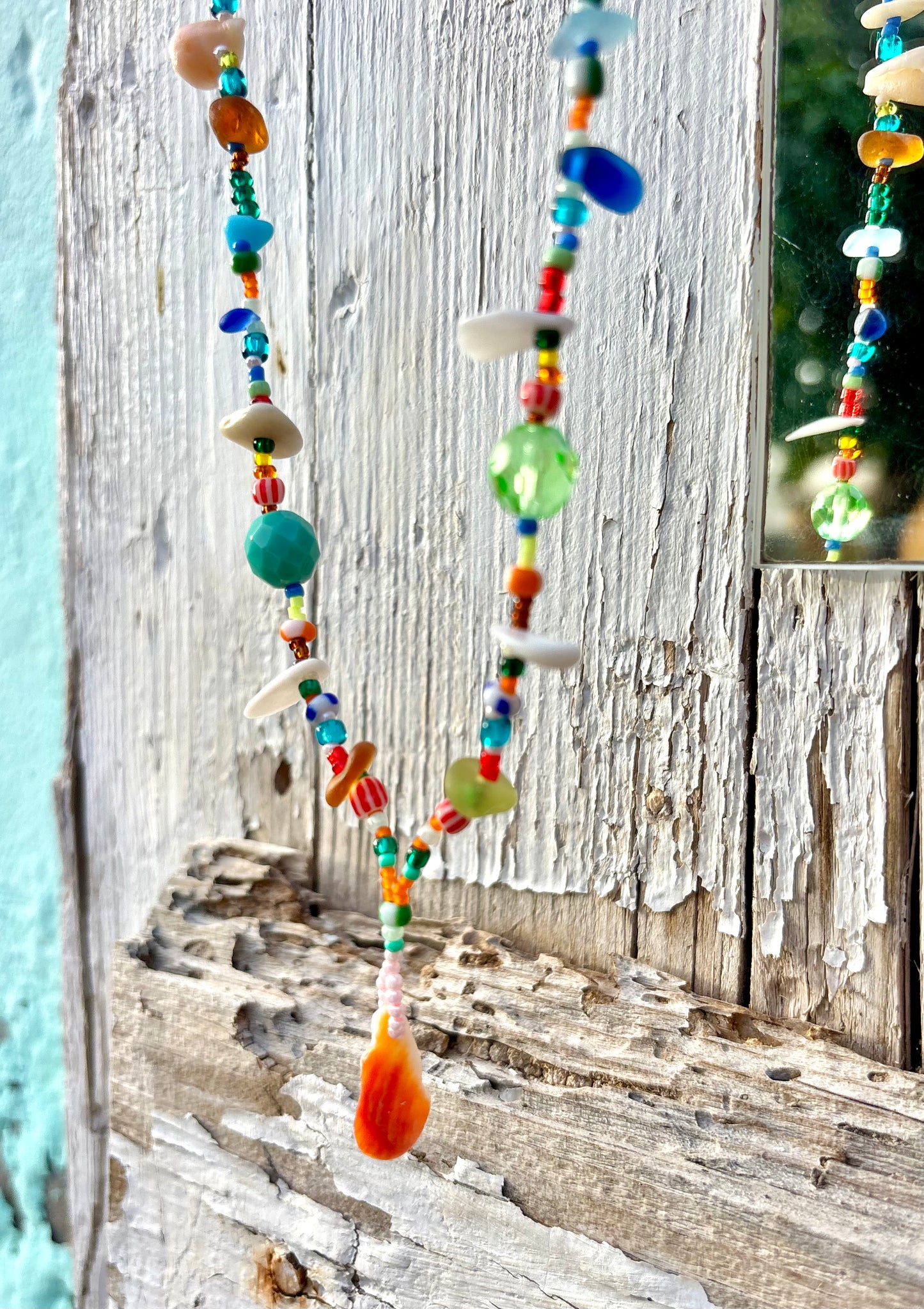 Vitamina D - Eine kunterbunte Halskette aus vielen verschiedenen Elementen. Glasperlen, Seed Beads, Sea Glass und selbstgefundenen Muscheln, in allen fröhlichen Farben.