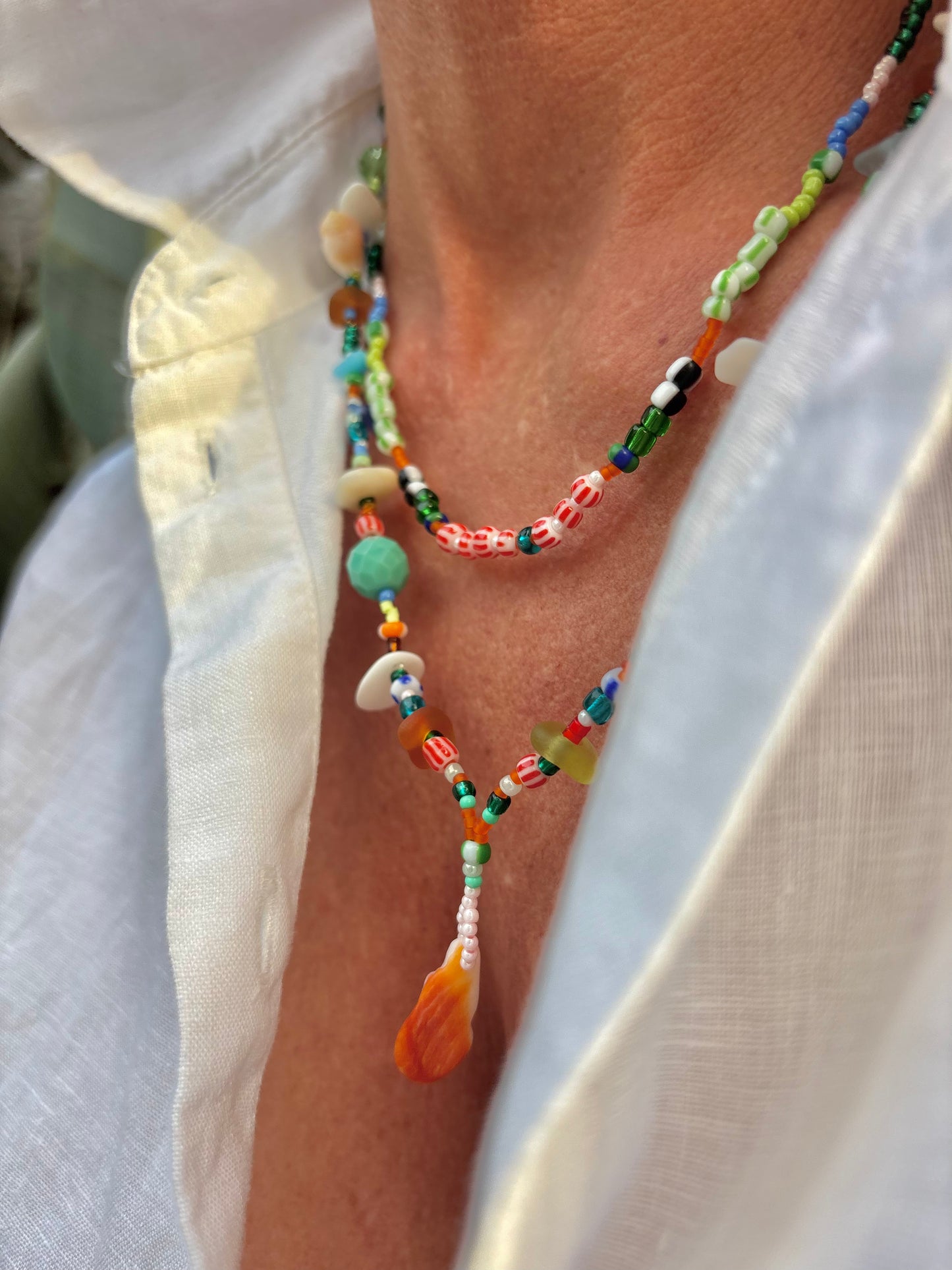 Vitamina D - Eine kunterbunte Halskette aus vielen verschiedenen Elementen. Glasperlen, Seed Beads, Sea Glass und selbstgefundenen Muscheln, in allen fröhlichen Farben.
