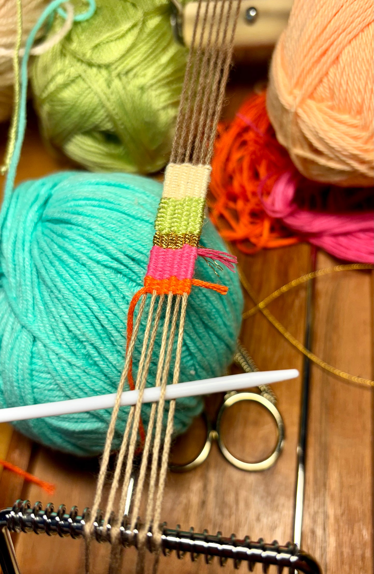 Jardín De Colores - Inspiriert von unserer wunderschönen Natur, nach starken und seltenen Regenfällen in Mogán. Farben, Blumen, Düfte, Grün, Bienchen, eine Hülle von Eindrücken für ein solch ausdrucksstarkes Accessoire.