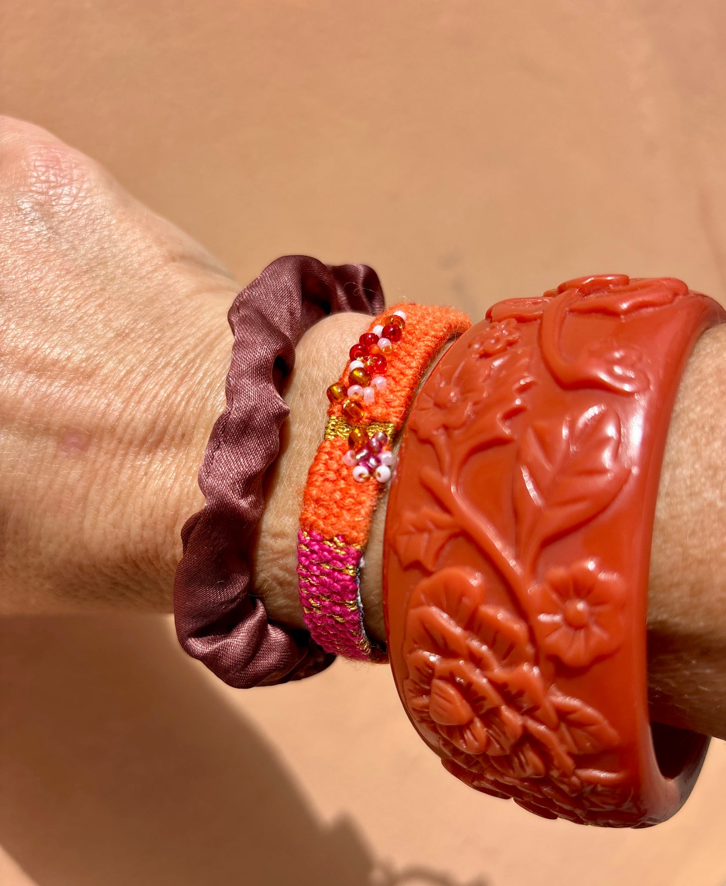Orange Pink Dunes- Ist eine Farbkombination aus drei verschiedenen Armbändern. Von mir selbst gewebt und kreiert. Leuchtende Sonnenaufgänge und Wärme ist die automatische Assoziation dieser tollen Schmuckstücke.