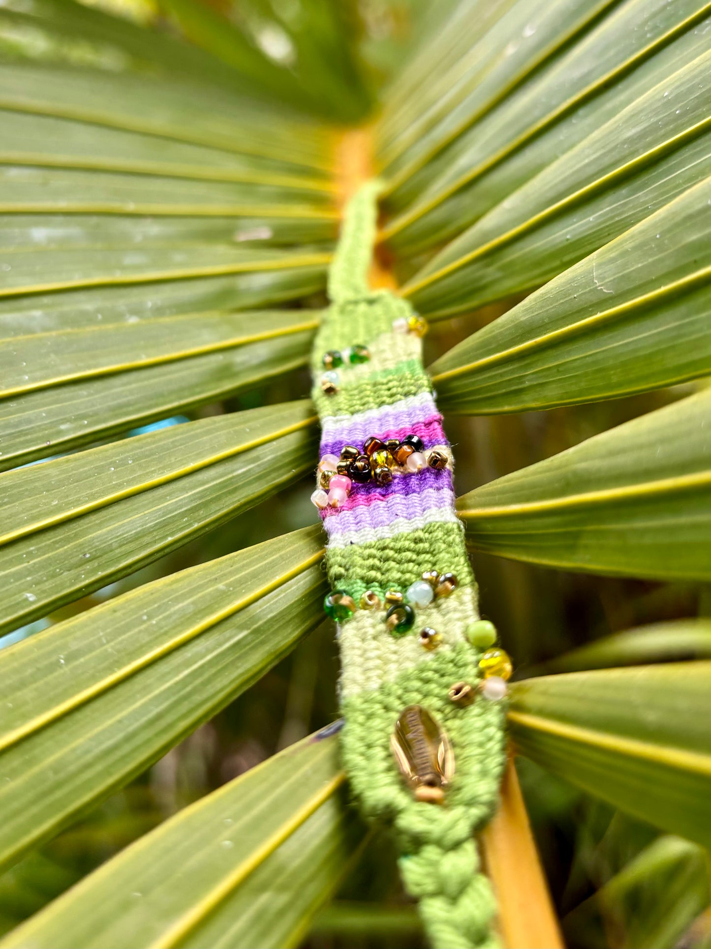 Jardín De Colores - Inspiriert von unserer wunderschönen Natur, nach starken und seltenen Regenfällen in Mogán. Farben, Blumen, Düfte, Grün, Bienchen, eine Hülle von Eindrücken für ein solch ausdrucksstarkes Accessoire.