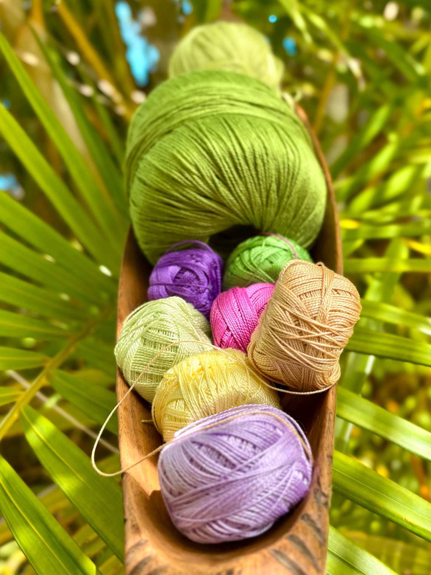 Jardín De Colores - Inspiriert von unserer wunderschönen Natur, nach starken und seltenen Regenfällen in Mogán. Farben, Blumen, Düfte, Grün, Bienchen, eine Hülle von Eindrücken für ein solch ausdrucksstarkes Accessoire.
