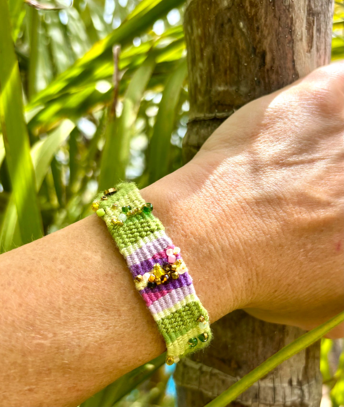 Jardín De Colores - Inspiriert von unserer wunderschönen Natur, nach starken und seltenen Regenfällen in Mogán. Farben, Blumen, Düfte, Grün, Bienchen, eine Hülle von Eindrücken für ein solch ausdrucksstarkes Accessoire.