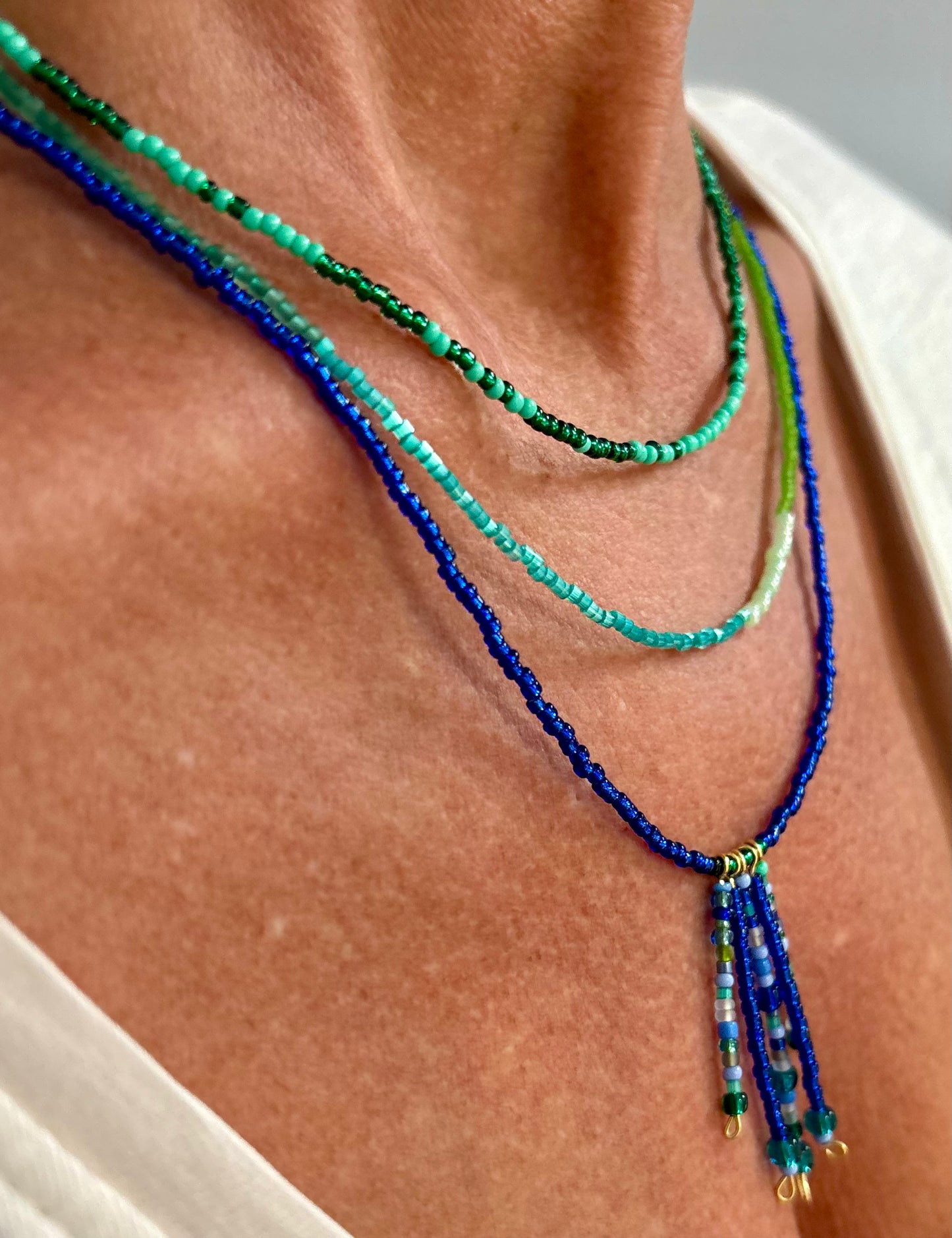 Paloma- Ein Kettendesign inspiriert durch meine Tochter, Paloma. Eine leuchtende 3-reihige Rocailles-Kette mit tollen, starken und ausdrucksvollen Farben. Blau, Türkis und Grün, die Farben unseres wunderschönen Atlantiks. Ein toller Hingucker.