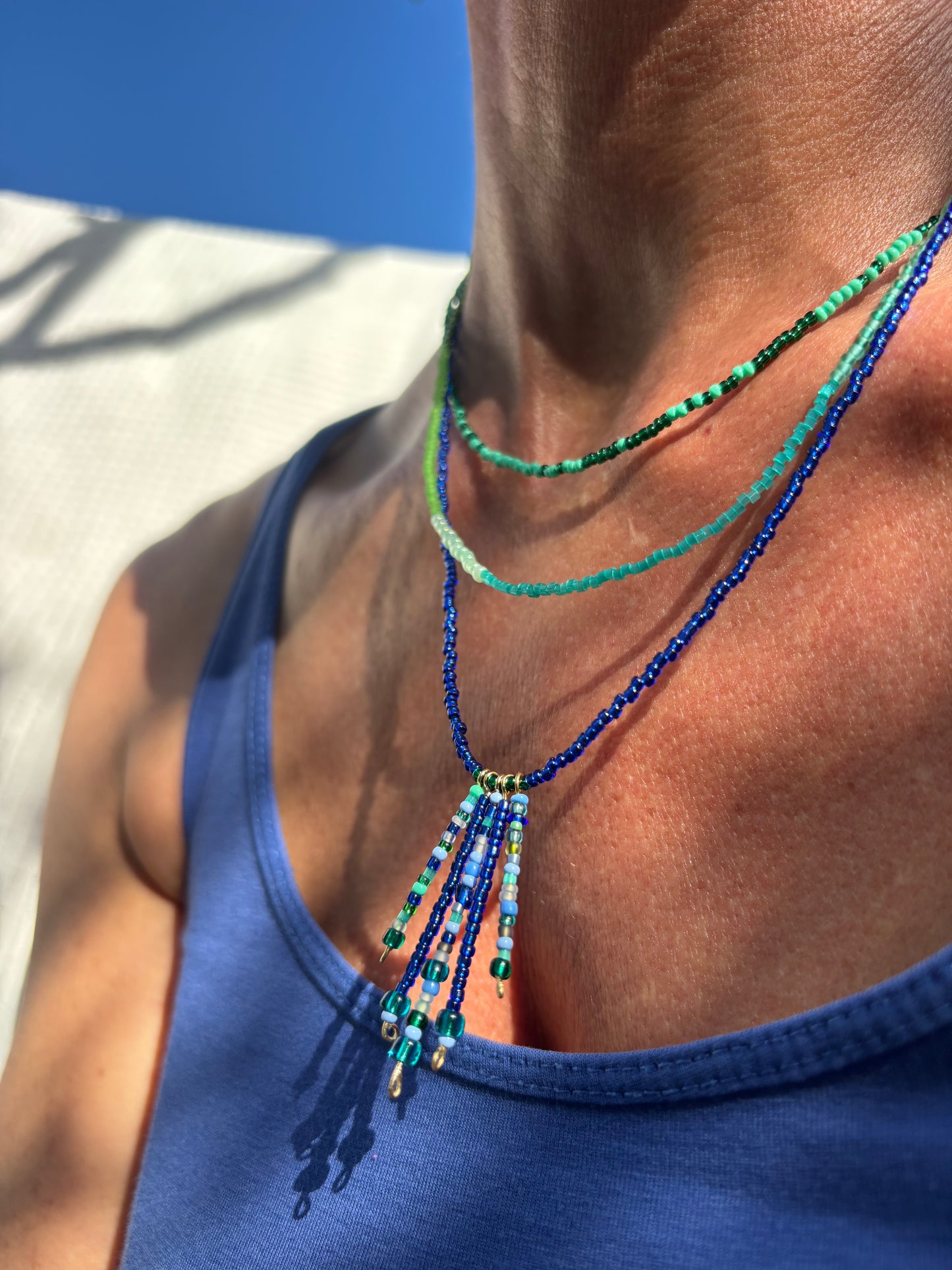 Paloma- Ein Kettendesign inspiriert durch meine Tochter, Paloma. Eine leuchtende 3-reihige Rocailles-Kette mit tollen, starken und ausdrucksvollen Farben. Blau, Türkis und Grün, die Farben unseres wunderschönen Atlantiks. Ein toller Hingucker.