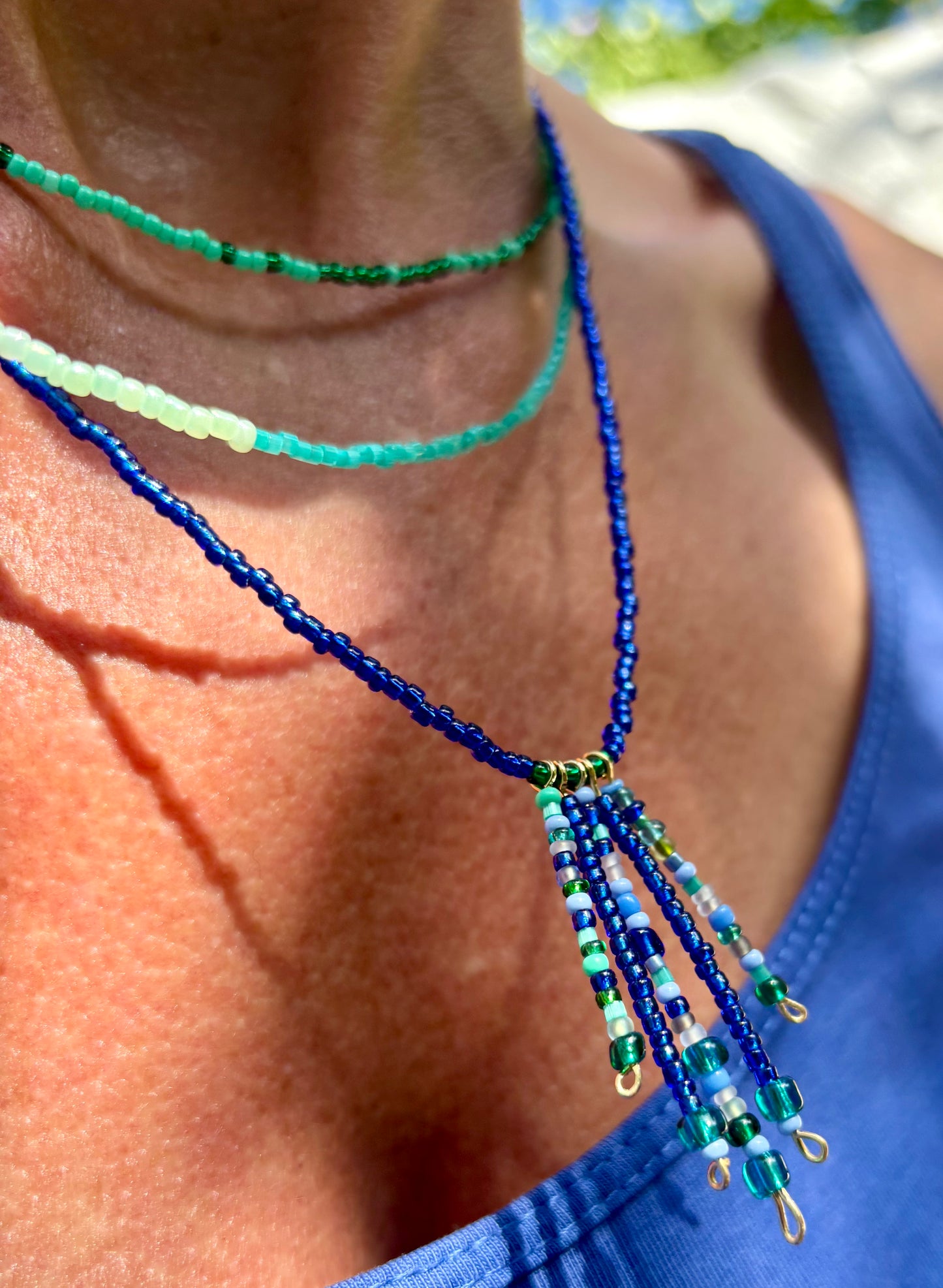 Paloma- Ein Kettendesign inspiriert durch meine Tochter, Paloma. Eine leuchtende 3-reihige Rocailles-Kette mit tollen, starken und ausdrucksvollen Farben. Blau, Türkis und Grün, die Farben unseres wunderschönen Atlantiks. Ein toller Hingucker.