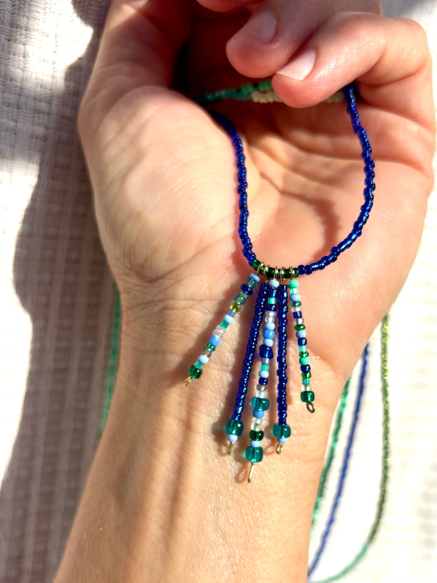 Paloma- Ein Kettendesign inspiriert durch meine Tochter, Paloma. Eine leuchtende 3-reihige Rocailles-Kette mit tollen, starken und ausdrucksvollen Farben. Blau, Türkis und Grün, die Farben unseres wunderschönen Atlantiks. Ein toller Hingucker.