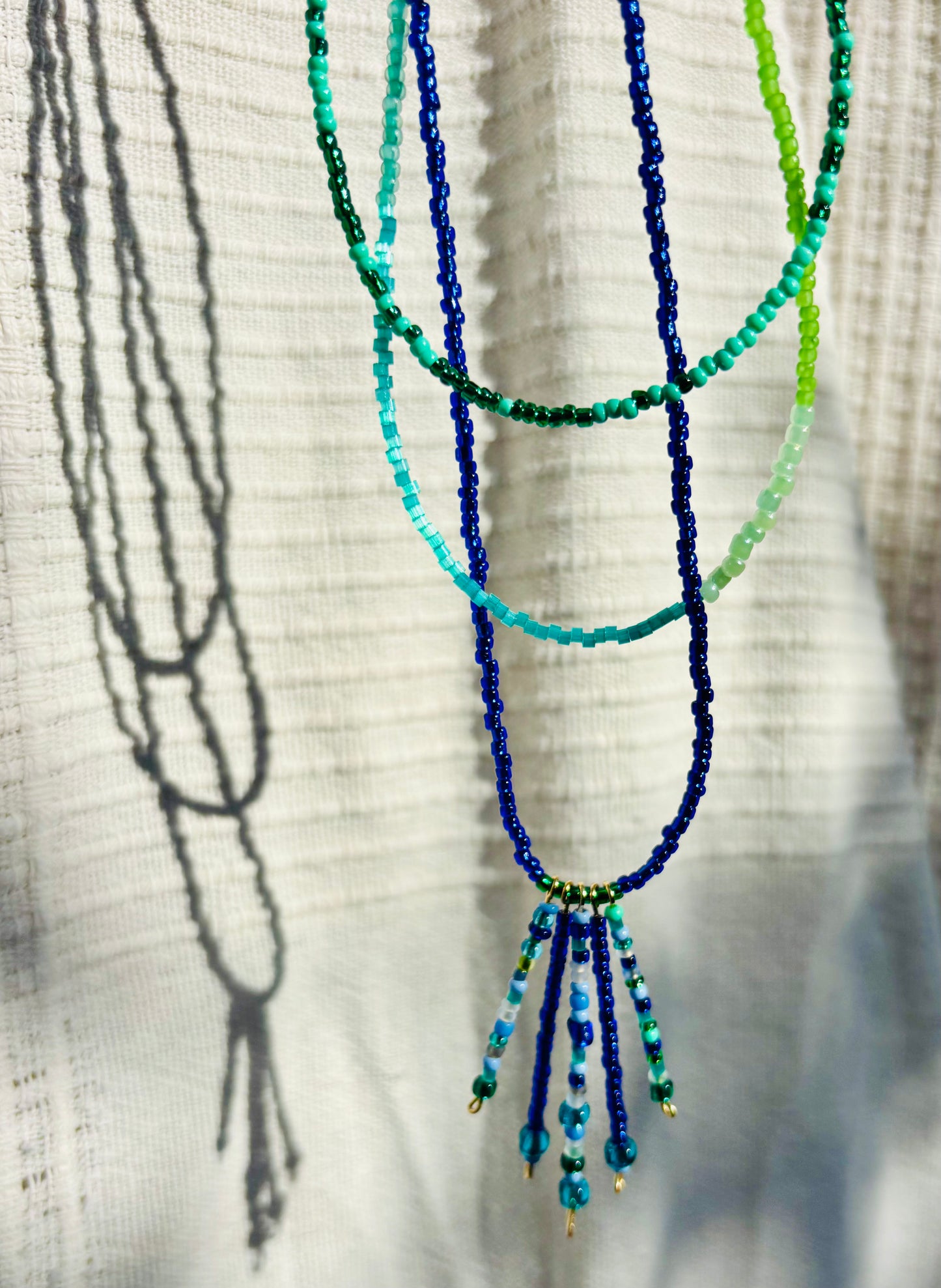 Paloma- Ein Kettendesign inspiriert durch meine Tochter, Paloma. Eine leuchtende 3-reihige Rocailles-Kette mit tollen, starken und ausdrucksvollen Farben. Blau, Türkis und Grün, die Farben unseres wunderschönen Atlantiks. Ein toller Hingucker.