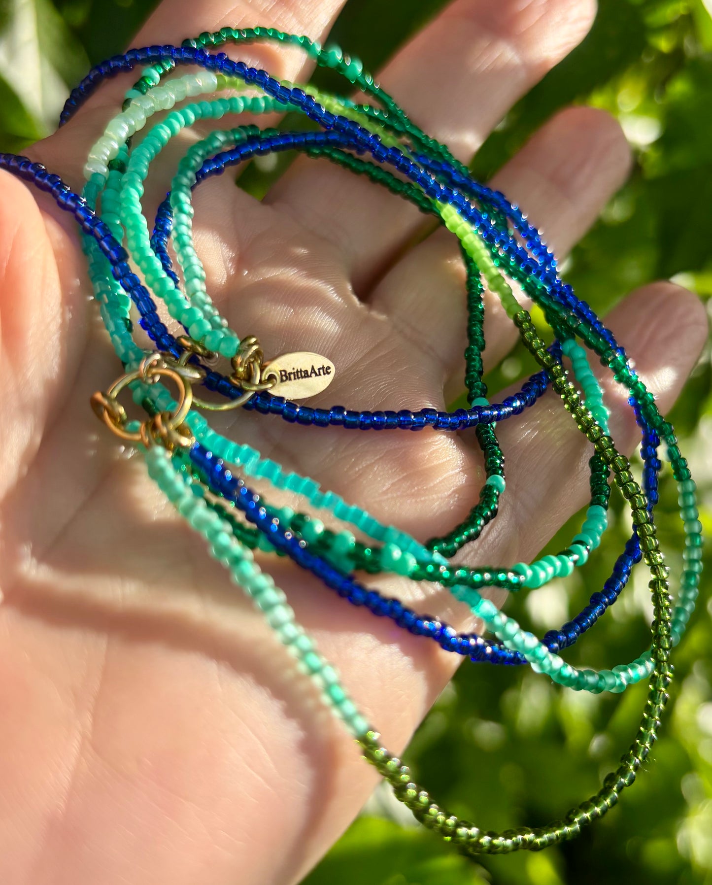 Paloma- Ein Kettendesign inspiriert durch meine Tochter, Paloma. Eine leuchtende 3-reihige Rocailles-Kette mit tollen, starken und ausdrucksvollen Farben. Blau, Türkis und Grün, die Farben unseres wunderschönen Atlantiks. Ein toller Hingucker.