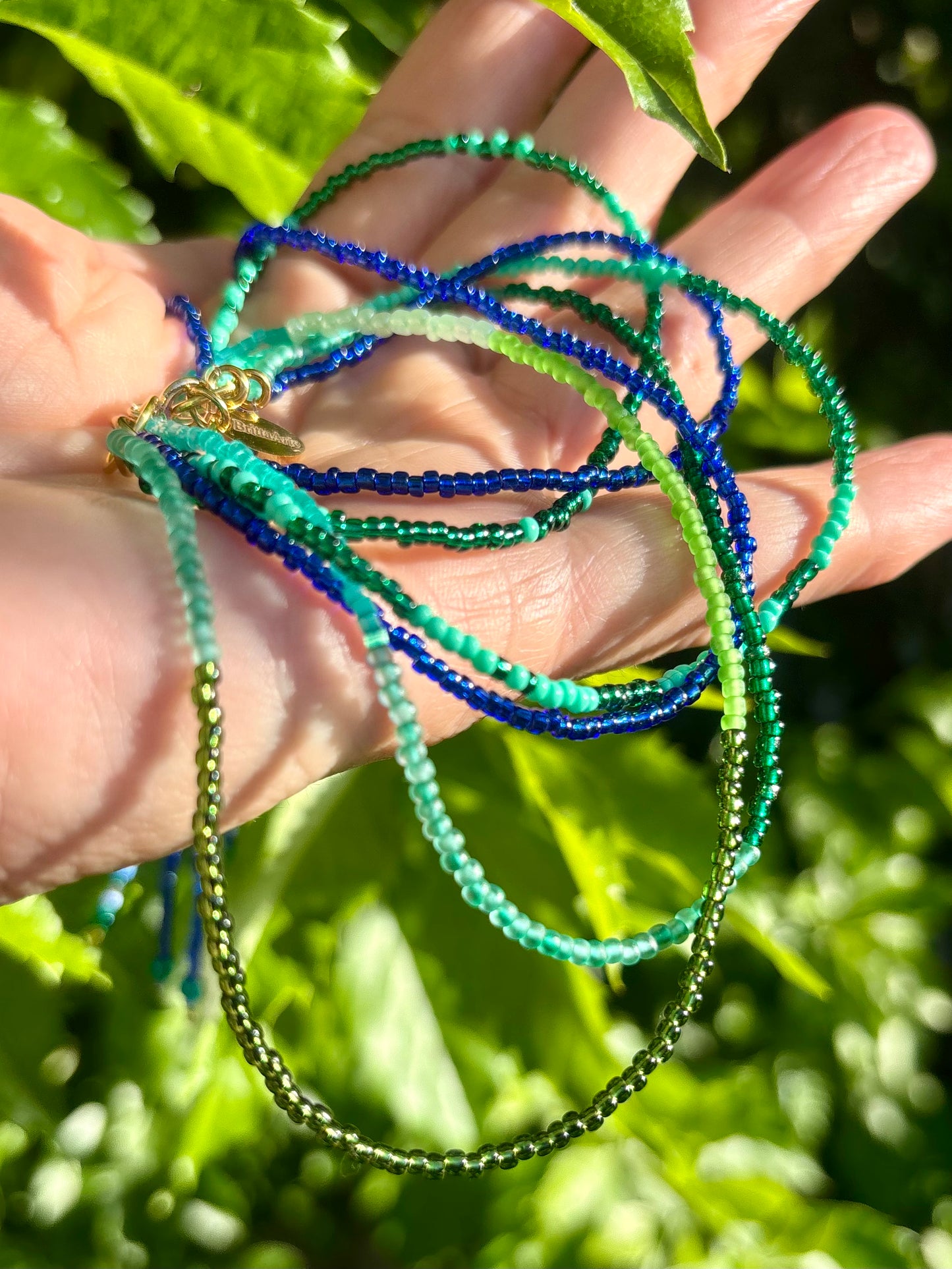 Paloma- Ein Kettendesign inspiriert durch meine Tochter, Paloma. Eine leuchtende 3-reihige Rocailles-Kette mit tollen, starken und ausdrucksvollen Farben. Blau, Türkis und Grün, die Farben unseres wunderschönen Atlantiks. Ein toller Hingucker.