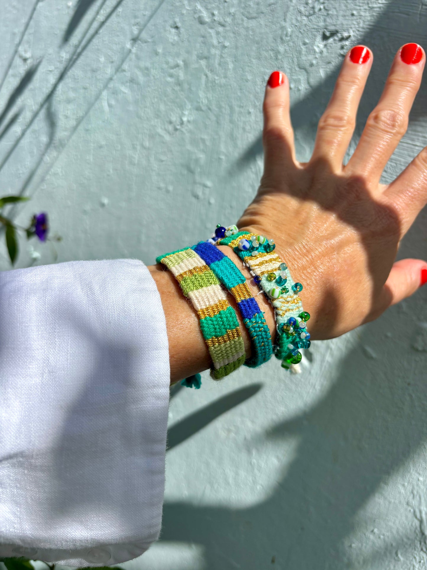 La Palma Ocean- Handgewebter Armschmuck in tollen frischen Farben. Komfortabel zu tragen und sehr bequem am Handgelenk. Ein leichtes Schmuckstück für gute Sommer Laune. Bestickt mit wunderschönen Rocailles- Perlen.