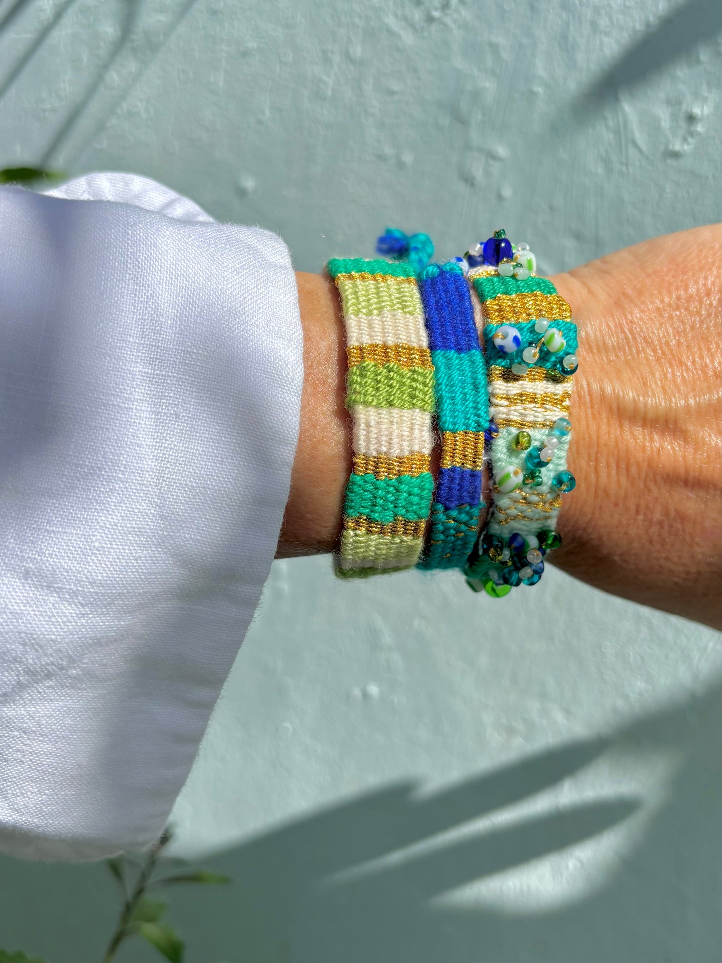 La Palma Ocean- Handgewebter Armschmuck in tollen frischen Farben. Komfortabel zu tragen und sehr bequem am Handgelenk. Ein leichtes Schmuckstück für gute Sommer Laune. Bestickt mit wunderschönen Rocailles- Perlen.