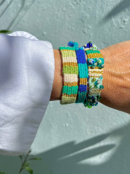 La Palma Ocean- Handgewebter Armschmuck in tollen frischen Farben. Komfortabel zu tragen und sehr bequem am Handgelenk. Ein leichtes Schmuckstück für gute Sommer Laune. Bestickt mit wunderschönen Rocailles- Perlen.