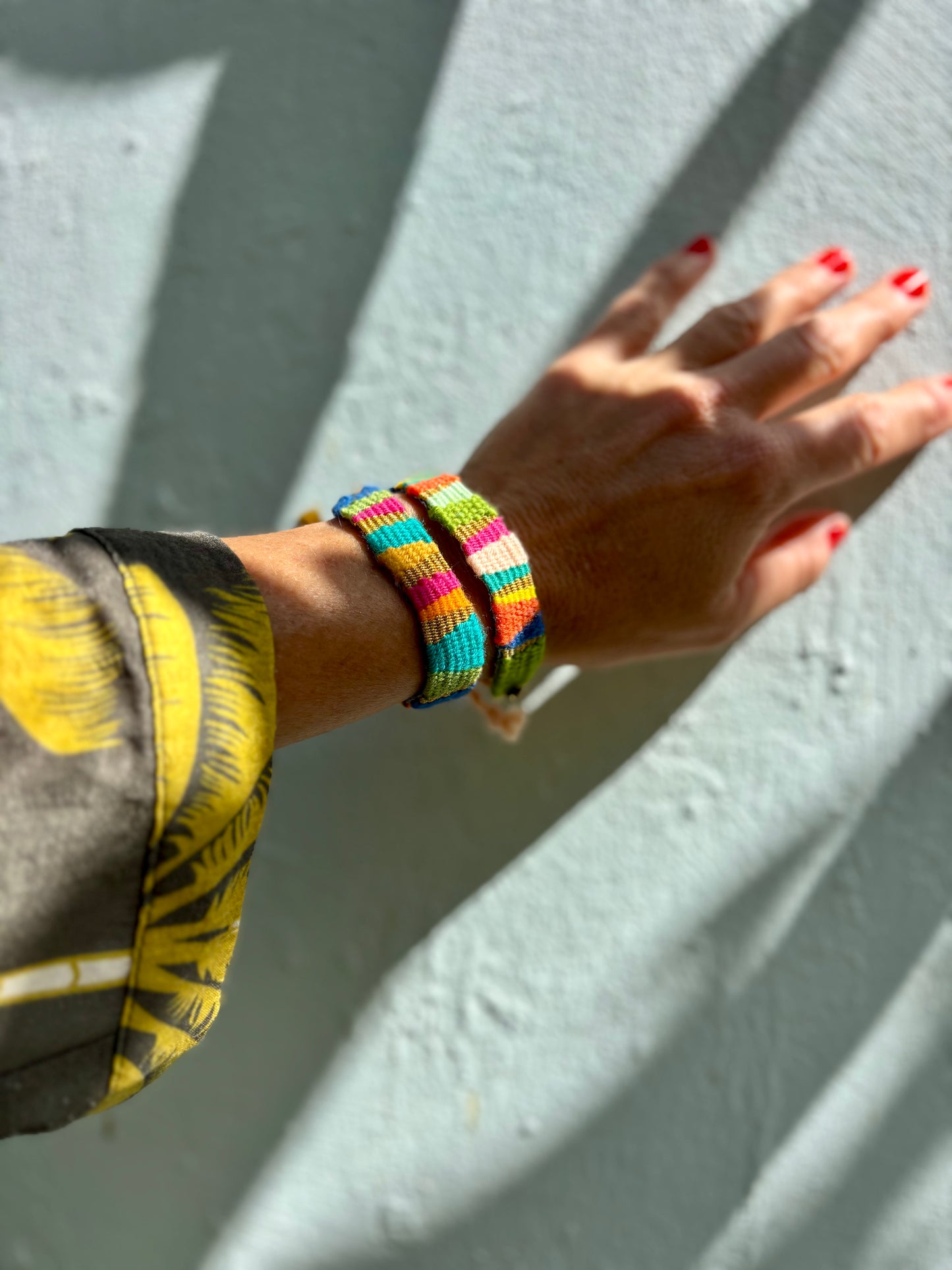 Playa- Handgewebte Armbänder in fröhlicher Farbkombination. Zwei Baumwollarmbänder in toller Kombination für einen frischen Sommerstyle.