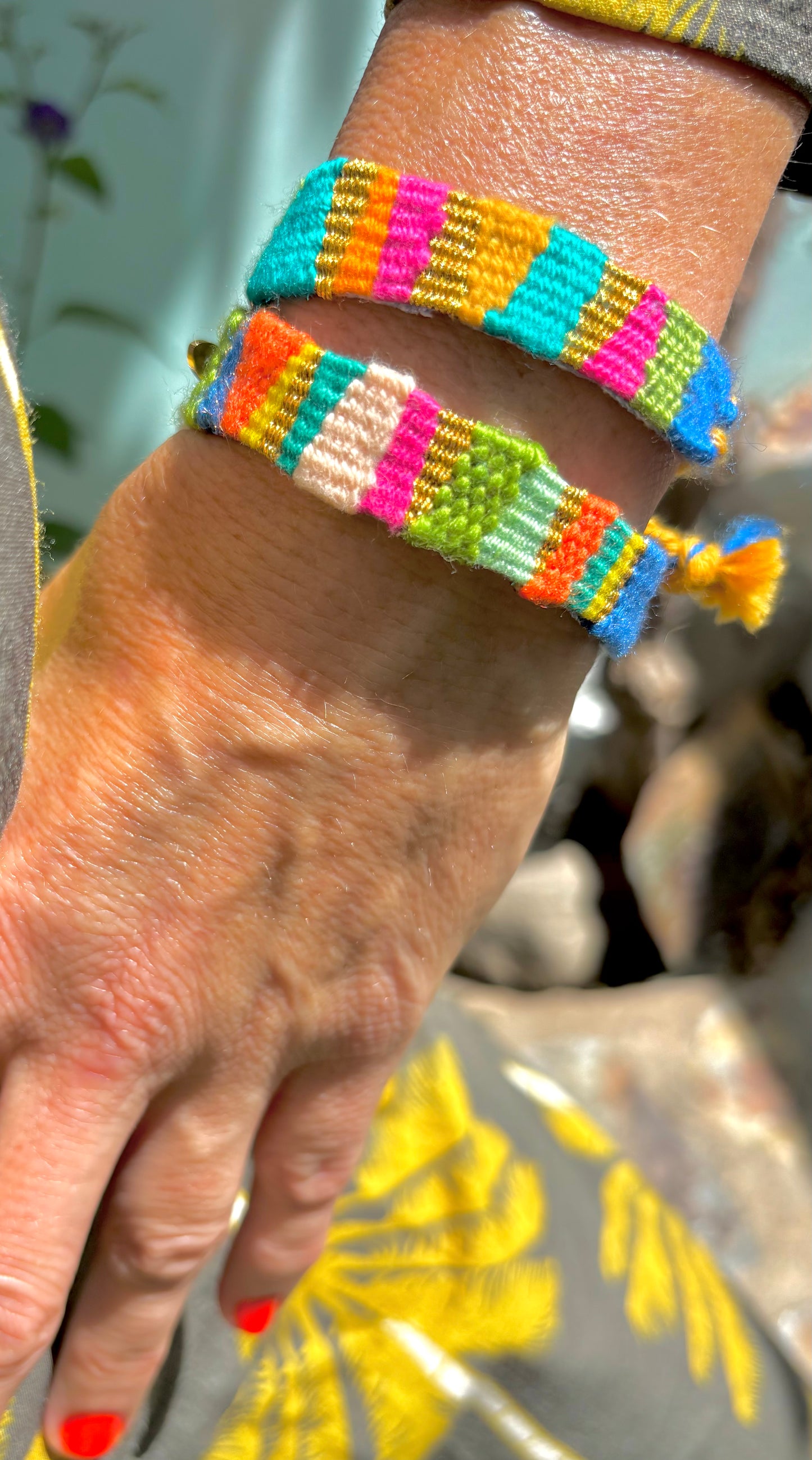 Playa- Handgewebte Armbänder in fröhlicher Farbkombination. Zwei Baumwollarmbänder in toller Kombination für einen frischen Sommerstyle.