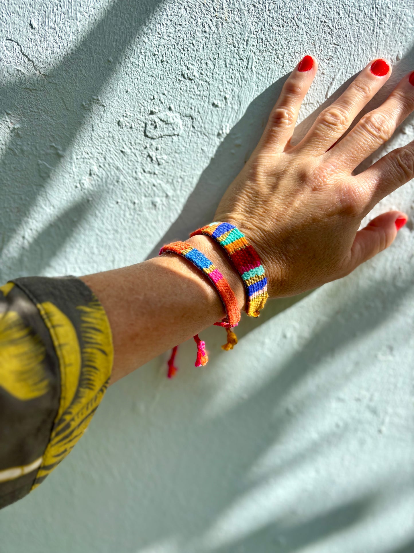 Holidays- Spricht für das Sommergefühl was diese Farben mit sich bringt. Gute Laune, Fun, Licht und eine Menge Spaß. Ein Happy-Handgelenk-Accessoire.