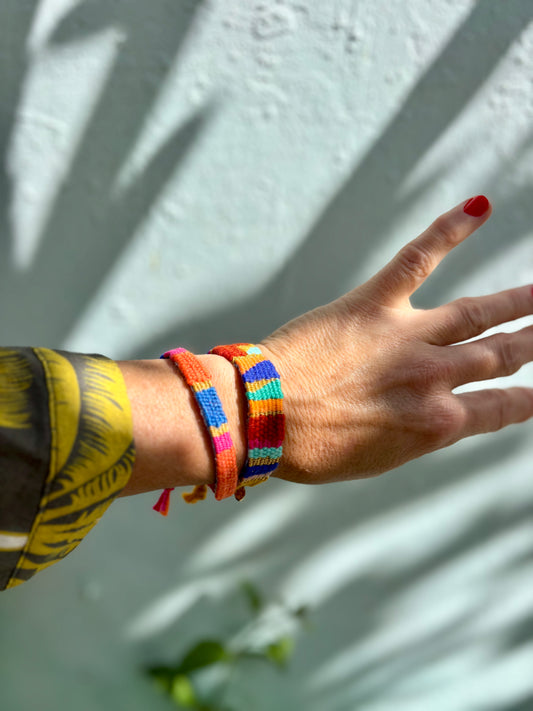 Holidays- Spricht für das Sommergefühl was diese Farben mit sich bringt. Gute Laune, Fun, Licht und eine Menge Spaß. Ein Happy-Handgelenk-Accessoire.