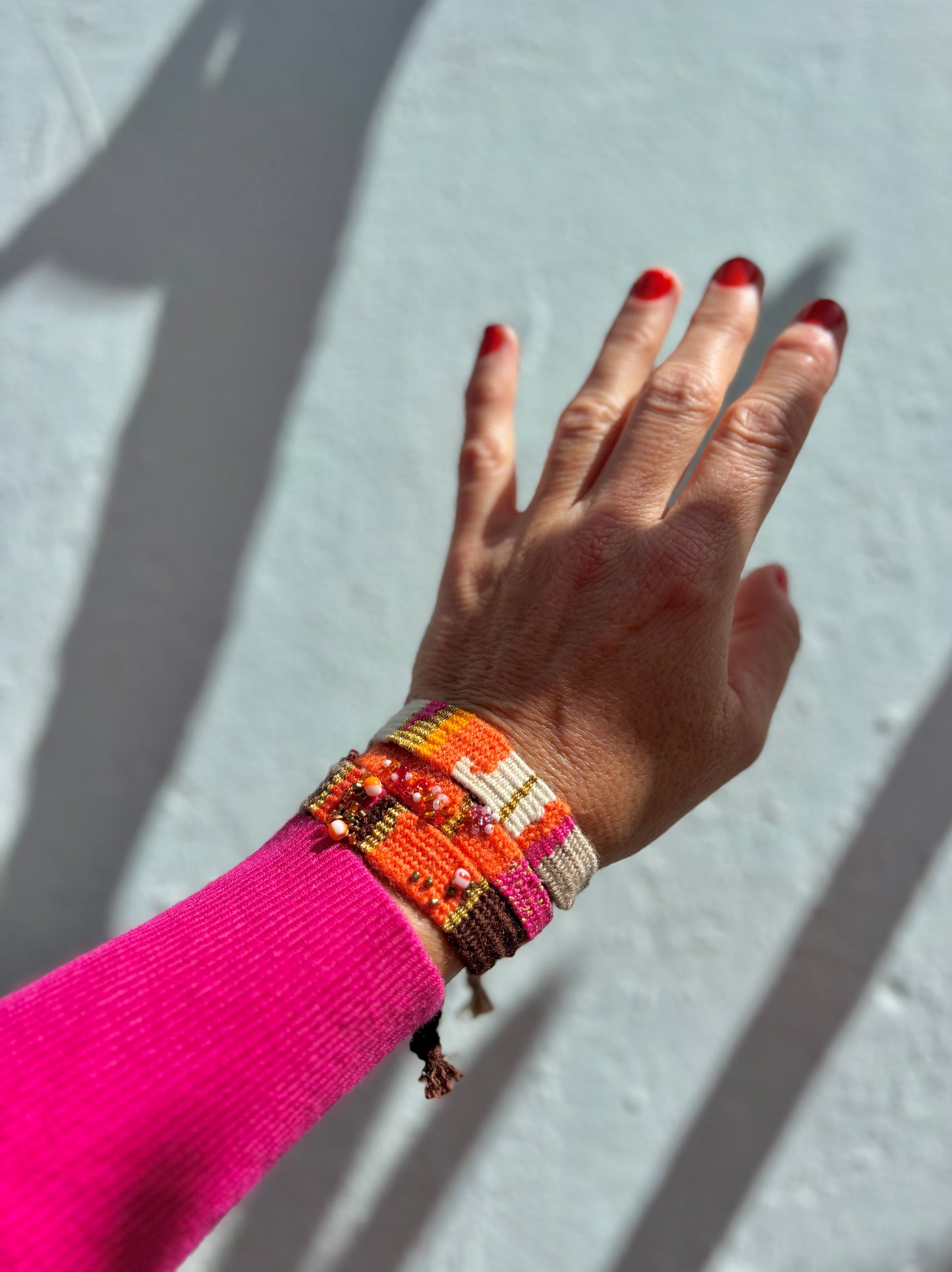 Orange Pink Dunes- Ist eine Farbkombination aus drei verschiedenen Armbändern. Von mir selbst gewebt und kreiert. Leuchtende Sonnenaufgänge und Wärme ist die automatische Assoziation dieser tollen Schmuckstücke.