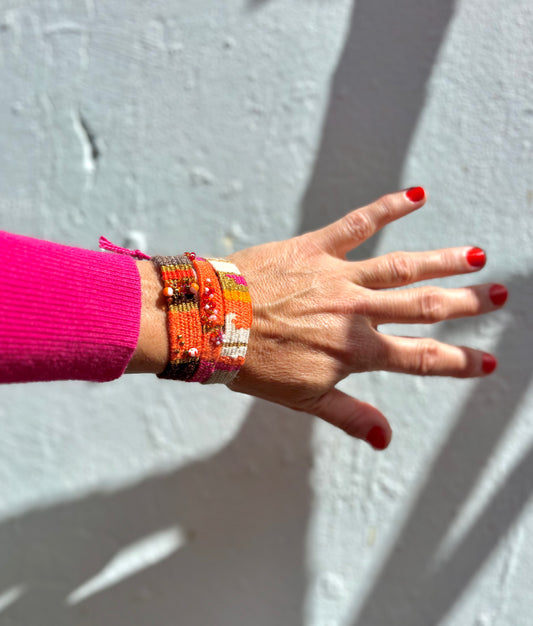 Orange Pink Dunes- Ist eine Farbkombination aus drei verschiedenen Armbändern. Von mir selbst gewebt und kreiert. Leuchtende Sonnenaufgänge und Wärme ist die automatische Assoziation dieser tollen Schmuckstücke.