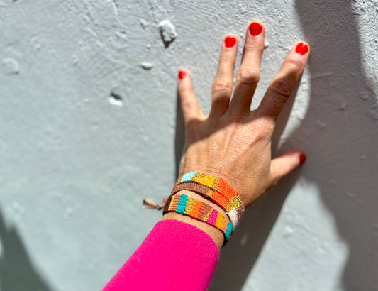 Verano Vibes- Warme Naturtöne treffen auf frisches Türkis. Ein Spaziergang vom warmen Sand unter der leuchtenden Sonne bis hin ins türkisfarbene Meer. Ein Hauch von Urlaub Vibes in einem Armband. Handarbeit und Qualität in 3 schönen Accessoires vereint.