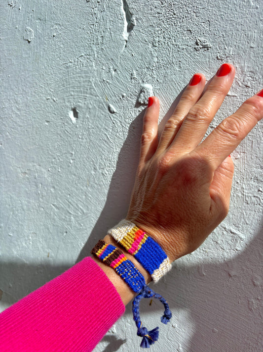 1980 - Eine Kombination aus 2 handgewebten Armbändern in leuchtenden Farben. Fröhlich und lebendig, angenehm zu tragen und einfach sportlich chic.
