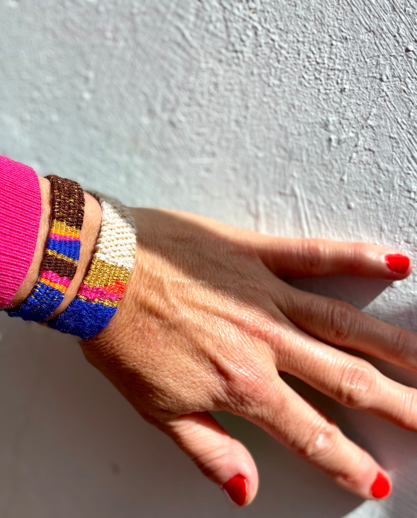 1980 - Eine Kombination aus 2 handgewebten Armbändern in leuchtenden Farben. Fröhlich und lebendig, angenehm zu tragen und einfach sportlich chic.