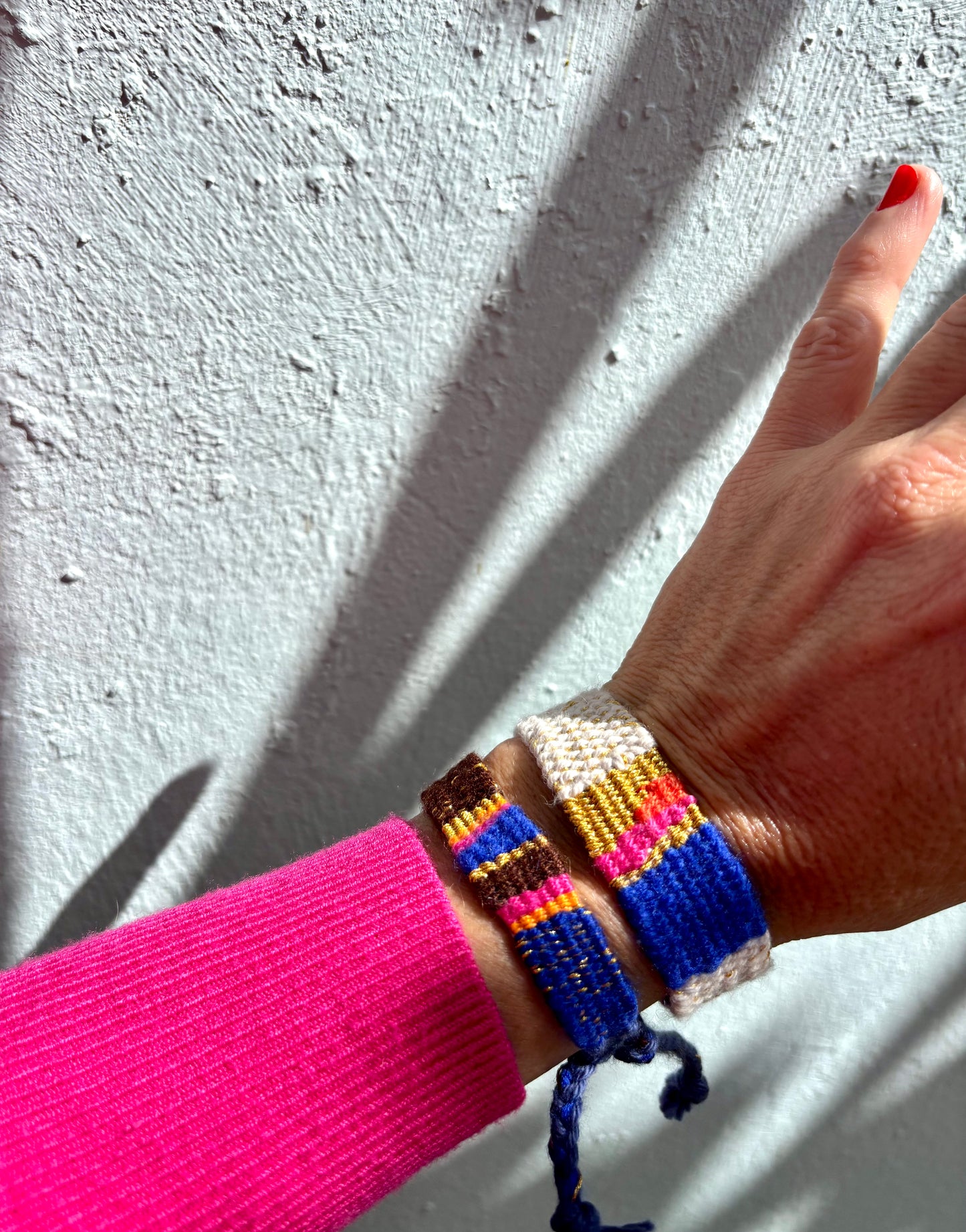1980 - Eine Kombination aus 2 handgewebten Armbändern in leuchtenden Farben. Fröhlich und lebendig, angenehm zu tragen und einfach sportlich chic.