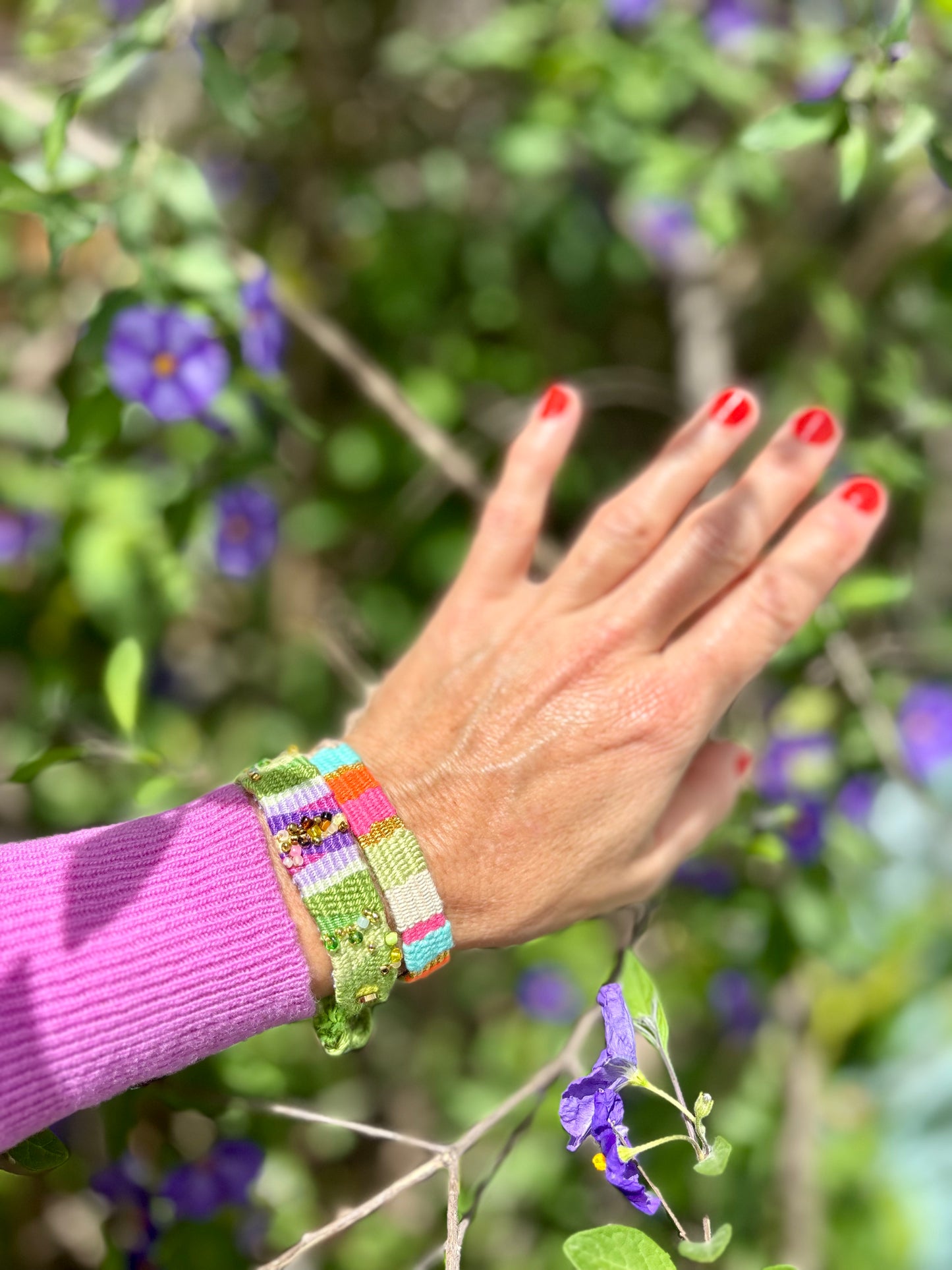 Jardín De Colores - Inspiriert von unserer wunderschönen Natur, nach starken und seltenen Regenfällen in Mogán. Farben, Blumen, Düfte, Grün, Bienchen, eine Hülle von Eindrücken für ein solch ausdrucksstarkes Accessoire.