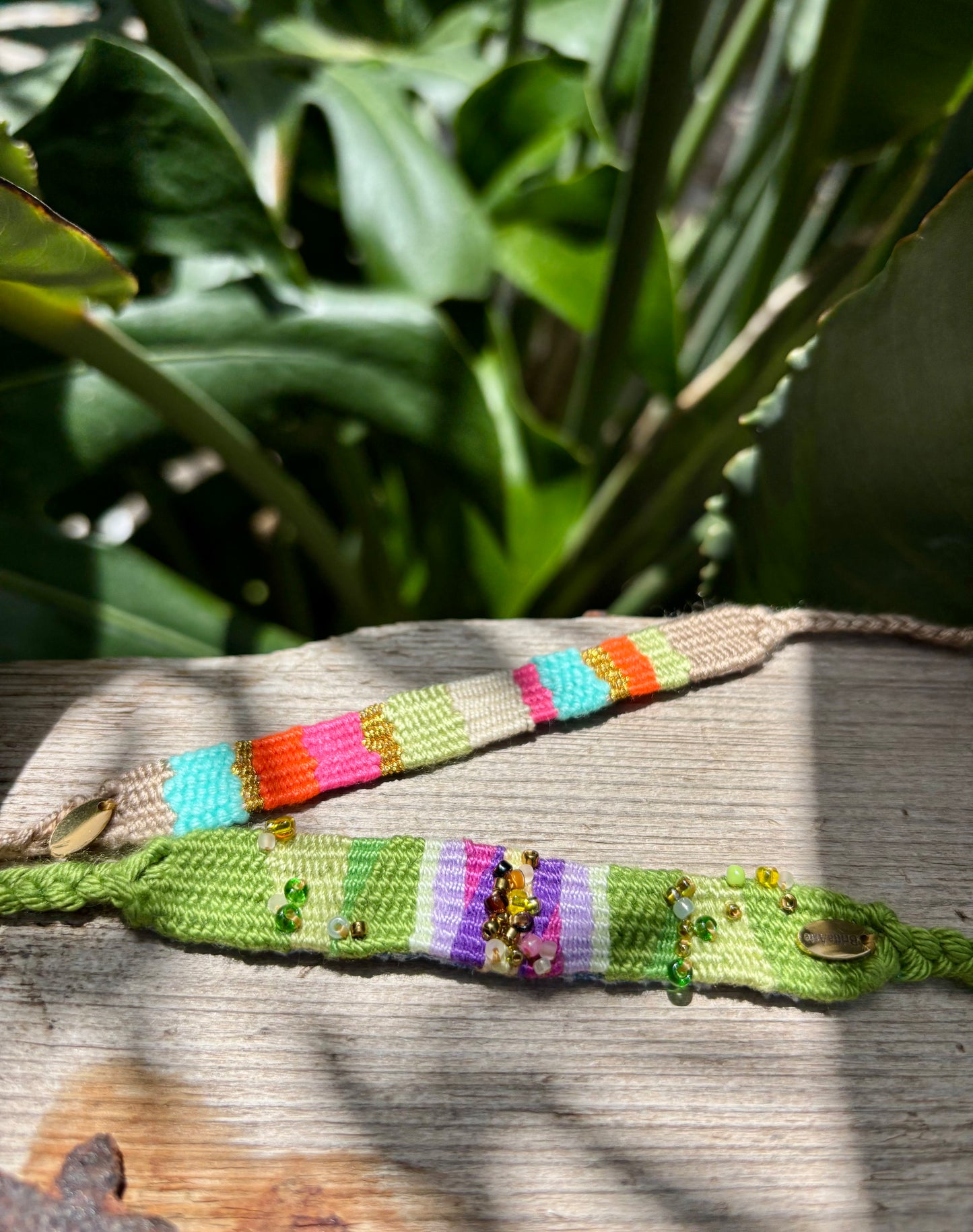 Jardín De Colores - Inspiriert von unserer wunderschönen Natur, nach starken und seltenen Regenfällen in Mogán. Farben, Blumen, Düfte, Grün, Bienchen, eine Hülle von Eindrücken für ein solch ausdrucksstarkes Accessoire.