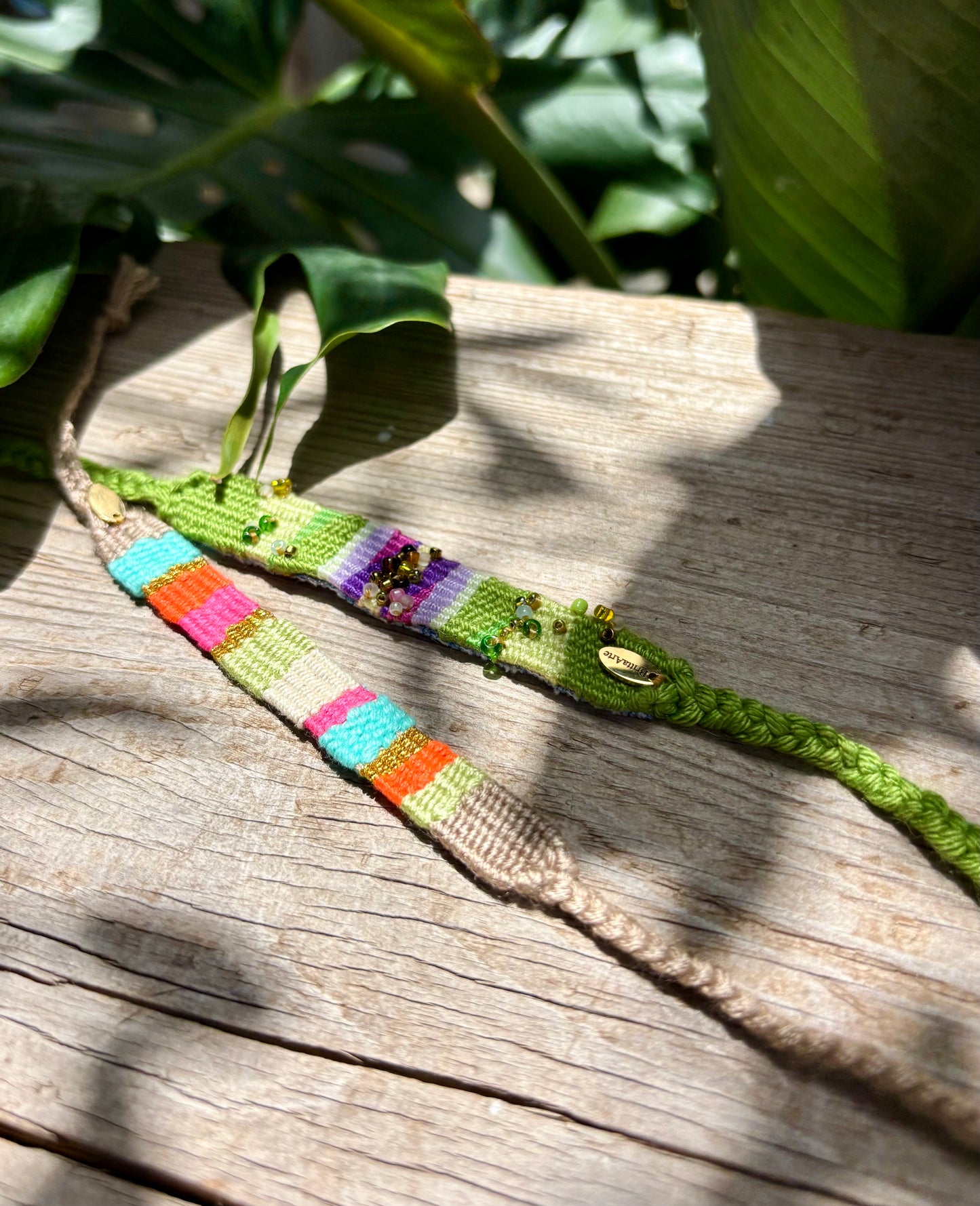 Jardín De Colores - Inspiriert von unserer wunderschönen Natur, nach starken und seltenen Regenfällen in Mogán. Farben, Blumen, Düfte, Grün, Bienchen, eine Hülle von Eindrücken für ein solch ausdrucksstarkes Accessoire.