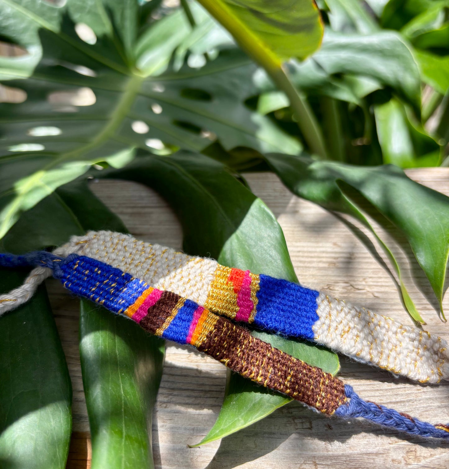 1980 - Eine Kombination aus 2 handgewebten Armbändern in leuchtenden Farben. Fröhlich und lebendig, angenehm zu tragen und einfach sportlich chic.