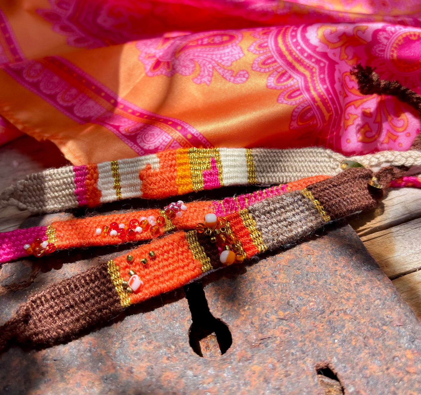 Orange Pink Dunes- Ist eine Farbkombination aus drei verschiedenen Armbändern. Von mir selbst gewebt und kreiert. Leuchtende Sonnenaufgänge und Wärme ist die automatische Assoziation dieser tollen Schmuckstücke.