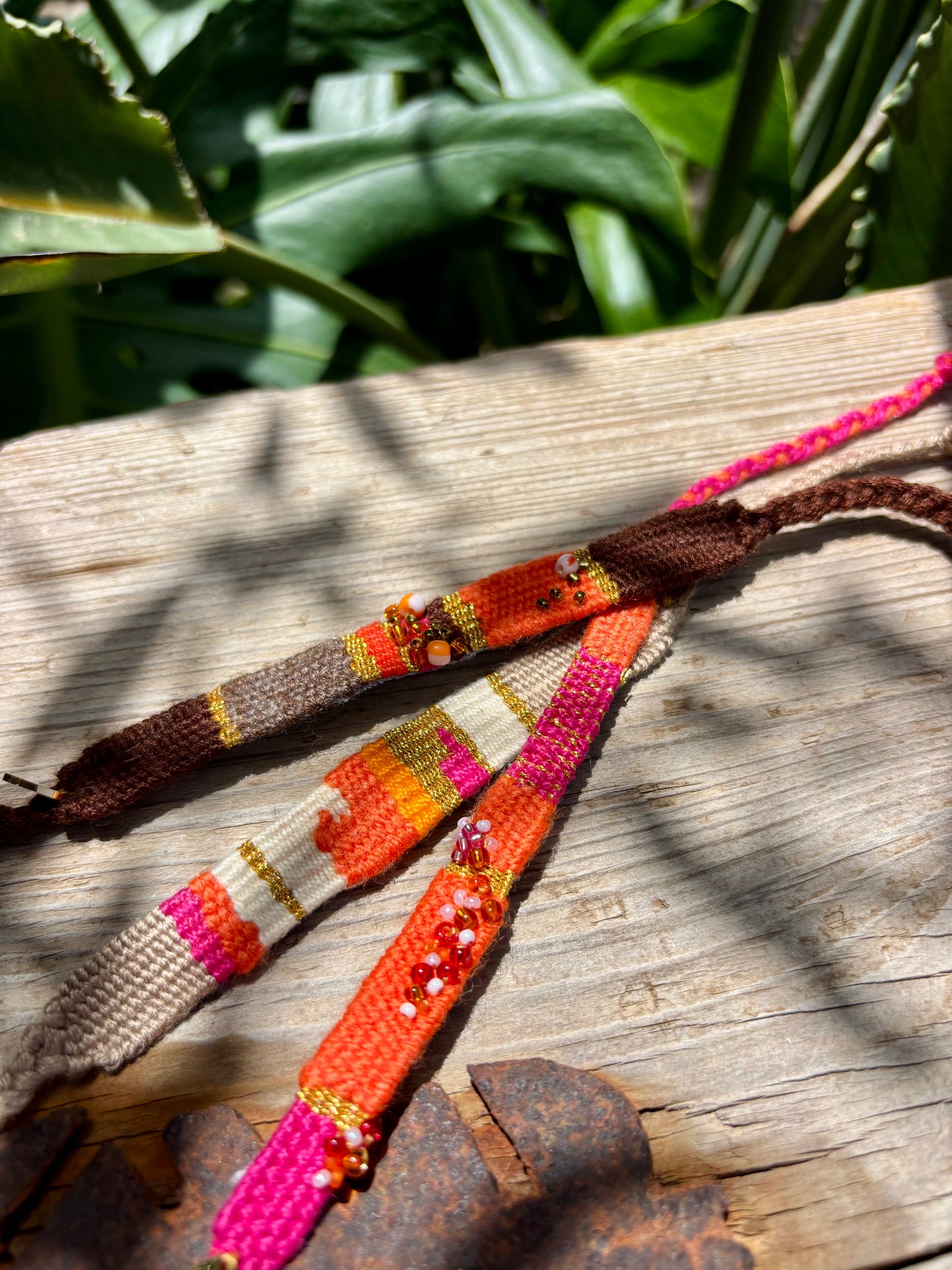 Orange Pink Dunes- Ist eine Farbkombination aus drei verschiedenen Armbändern. Von mir selbst gewebt und kreiert. Leuchtende Sonnenaufgänge und Wärme ist die automatische Assoziation dieser tollen Schmuckstücke.
