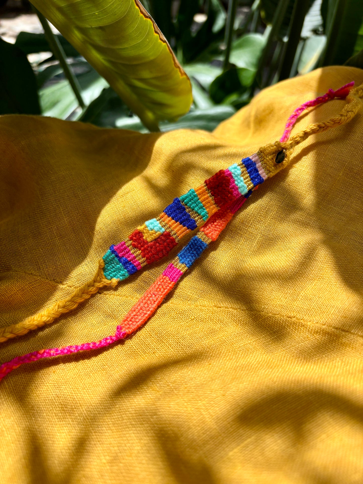 Holidays- Spricht für das Sommergefühl was diese Farben mit sich bringt. Gute Laune, Fun, Licht und eine Menge Spaß. Ein Happy-Handgelenk-Accessoire.