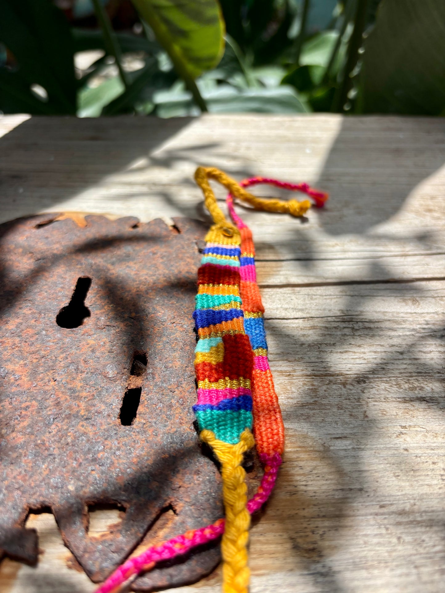 Holidays- Spricht für das Sommergefühl was diese Farben mit sich bringt. Gute Laune, Fun, Licht und eine Menge Spaß. Ein Happy-Handgelenk-Accessoire.