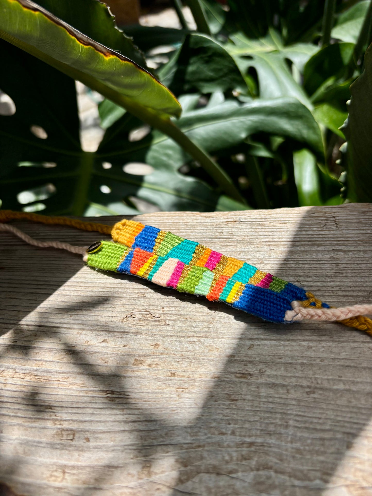 Playa- Handgewebte Armbänder in fröhlicher Farbkombination. Zwei Baumwollarmbänder in toller Kombination für einen frischen Sommerstyle.