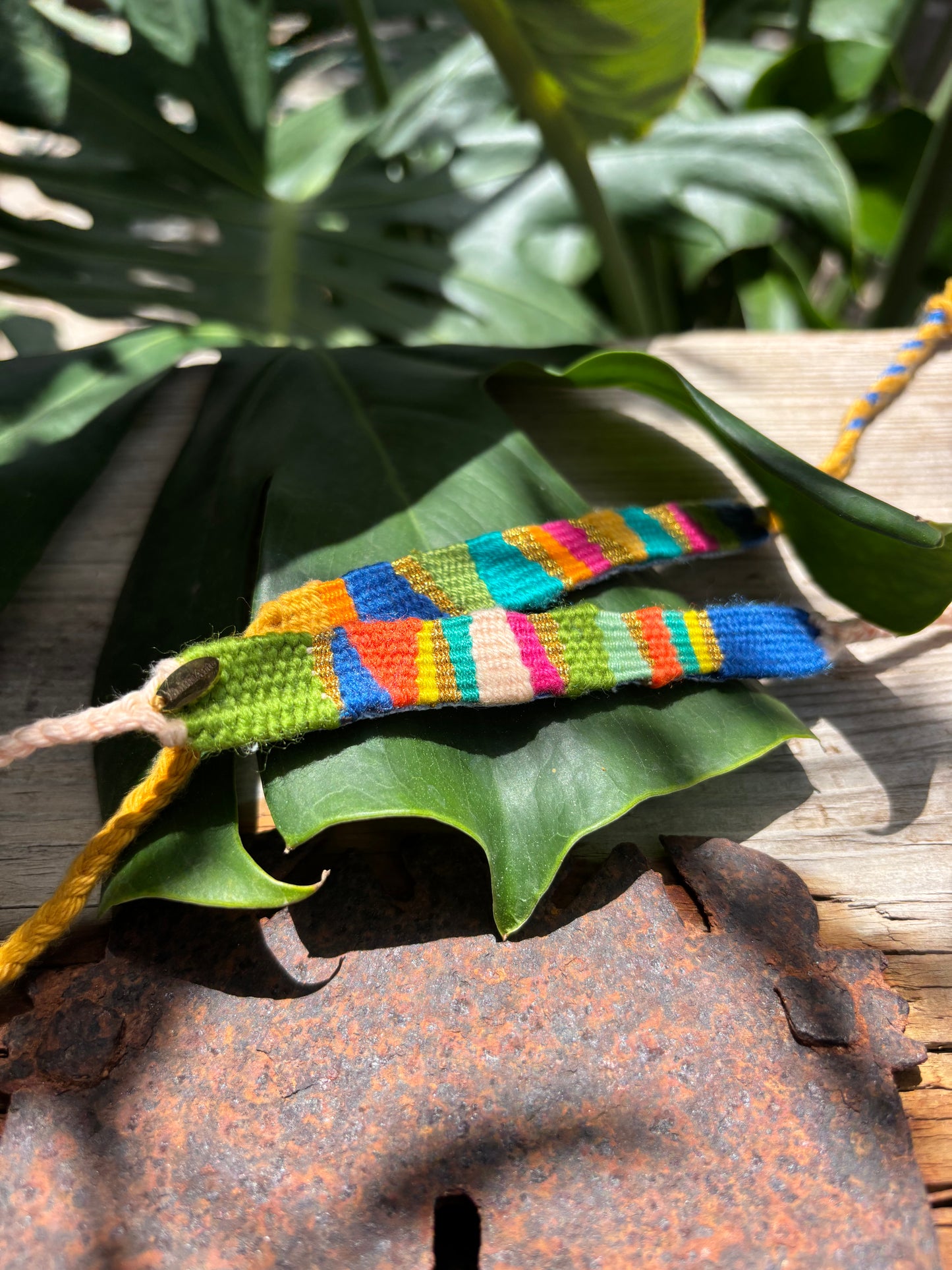 Playa- Handgewebte Armbänder in fröhlicher Farbkombination. Zwei Baumwollarmbänder in toller Kombination für einen frischen Sommerstyle.