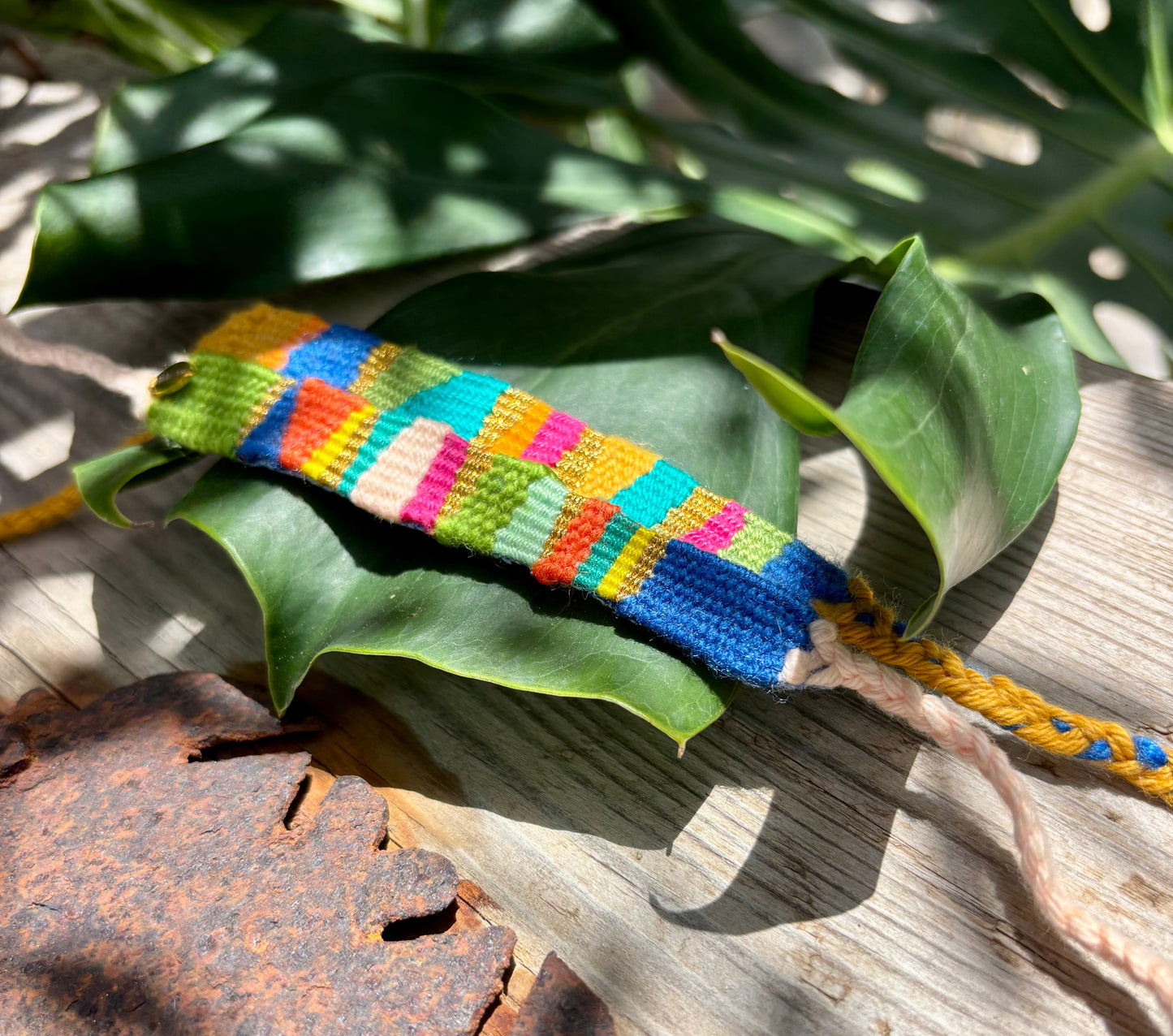 Playa- Handgewebte Armbänder in fröhlicher Farbkombination. Zwei Baumwollarmbänder in toller Kombination für einen frischen Sommerstyle.