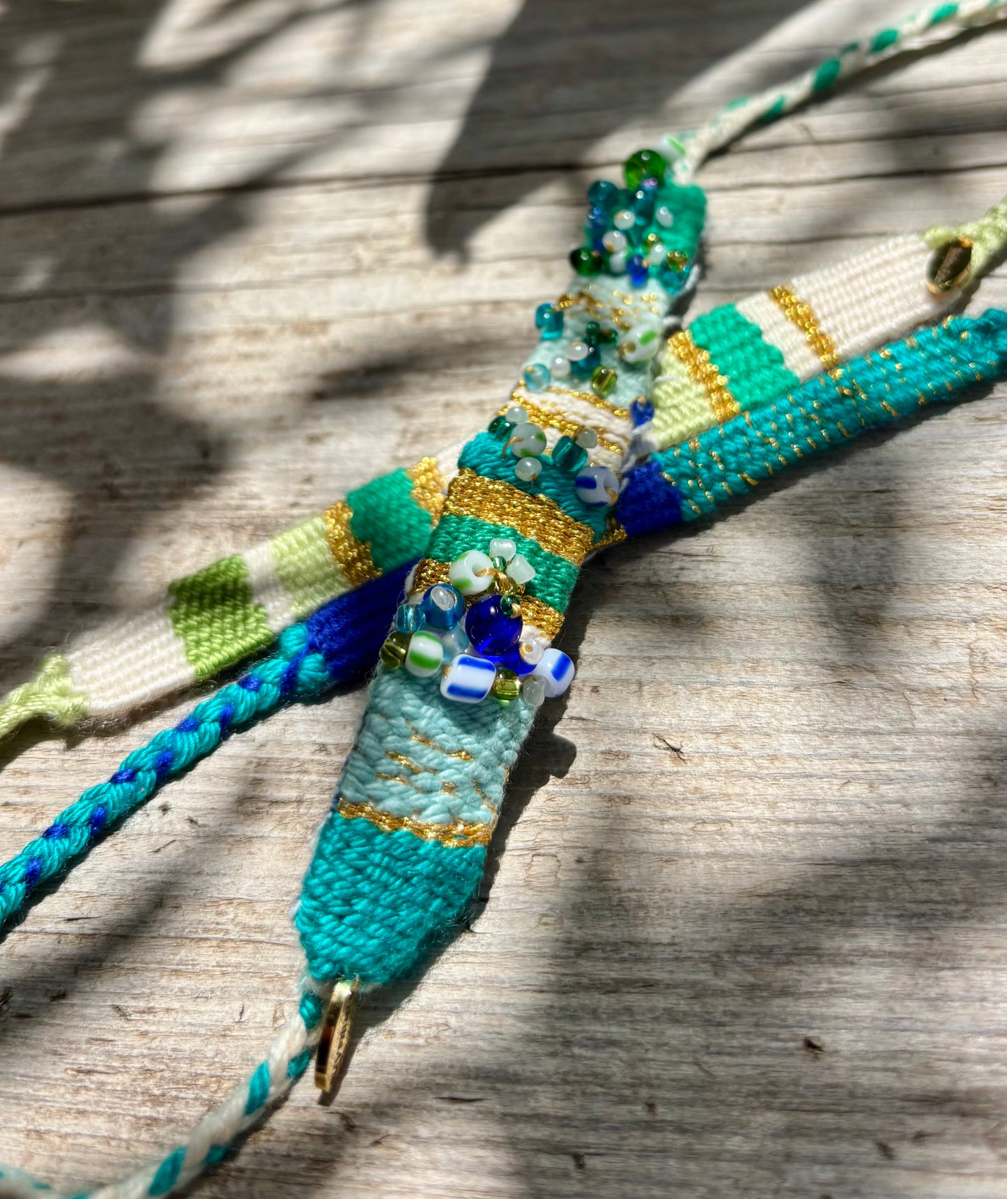 La Palma Ocean- Handgewebter Armschmuck in tollen frischen Farben. Komfortabel zu tragen und sehr bequem am Handgelenk. Ein leichtes Schmuckstück für gute Sommer Laune. Bestickt mit wunderschönen Rocailles- Perlen.