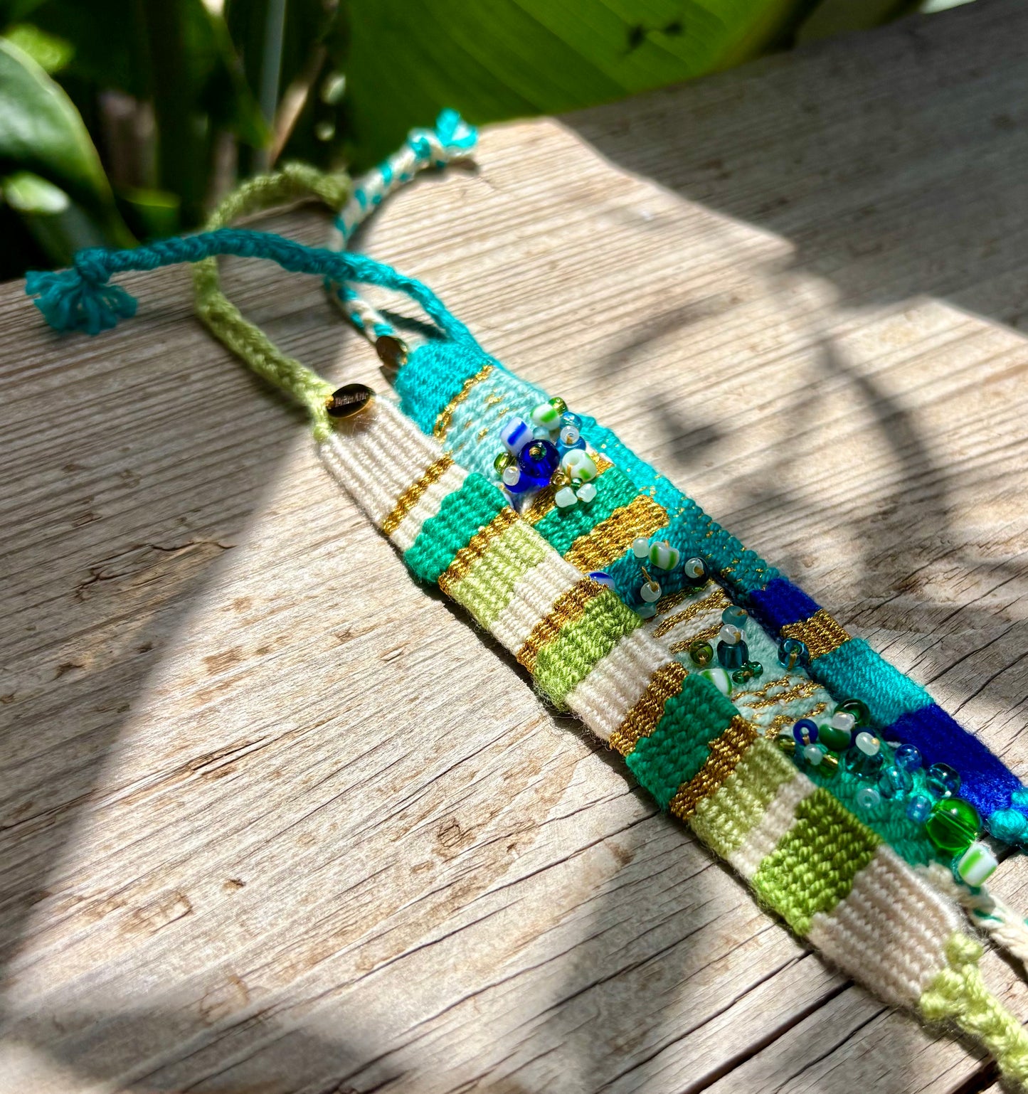 La Palma Ocean- Handgewebter Armschmuck in tollen frischen Farben. Komfortabel zu tragen und sehr bequem am Handgelenk. Ein leichtes Schmuckstück für gute Sommer Laune. Bestickt mit wunderschönen Rocailles- Perlen.