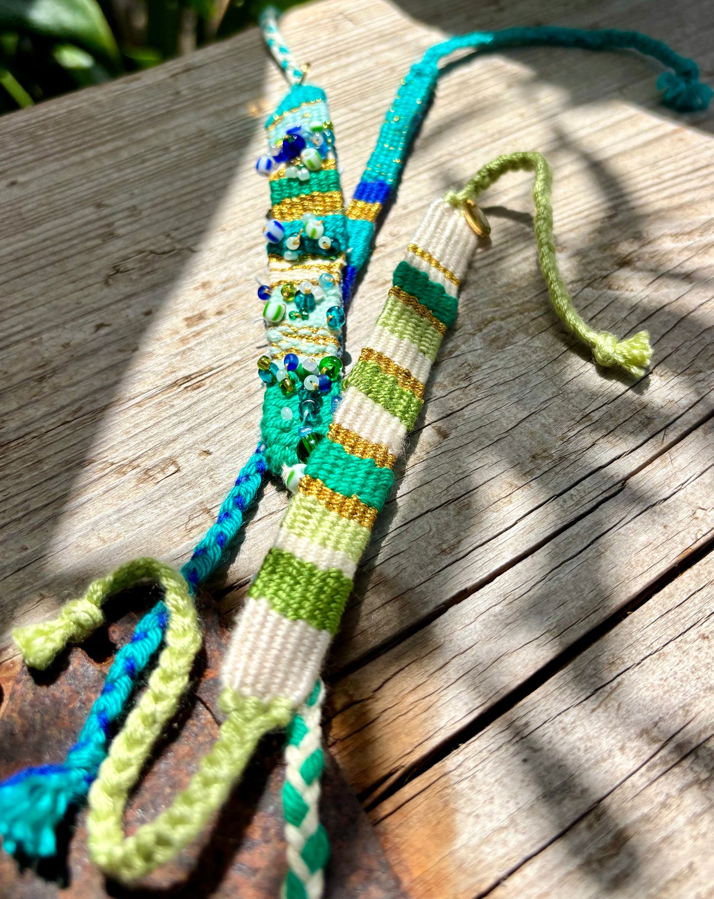 La Palma Ocean- Handgewebter Armschmuck in tollen frischen Farben. Komfortabel zu tragen und sehr bequem am Handgelenk. Ein leichtes Schmuckstück für gute Sommer Laune. Bestickt mit wunderschönen Rocailles- Perlen.