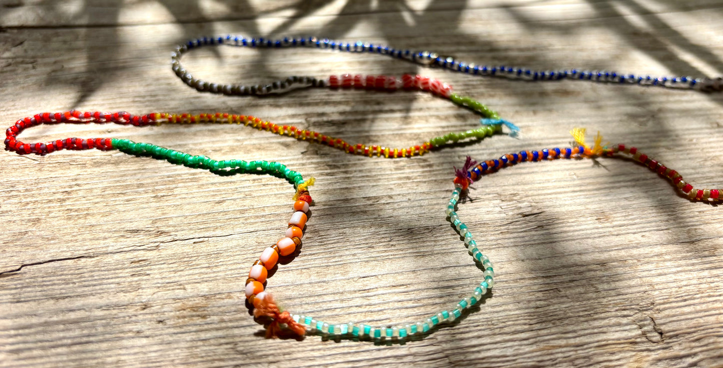 Rainbow - Boho- Hippie- Style- Kette. Kunterbunte Rocailles- Perlen- Kette. Handgemachtes Einzelstück.