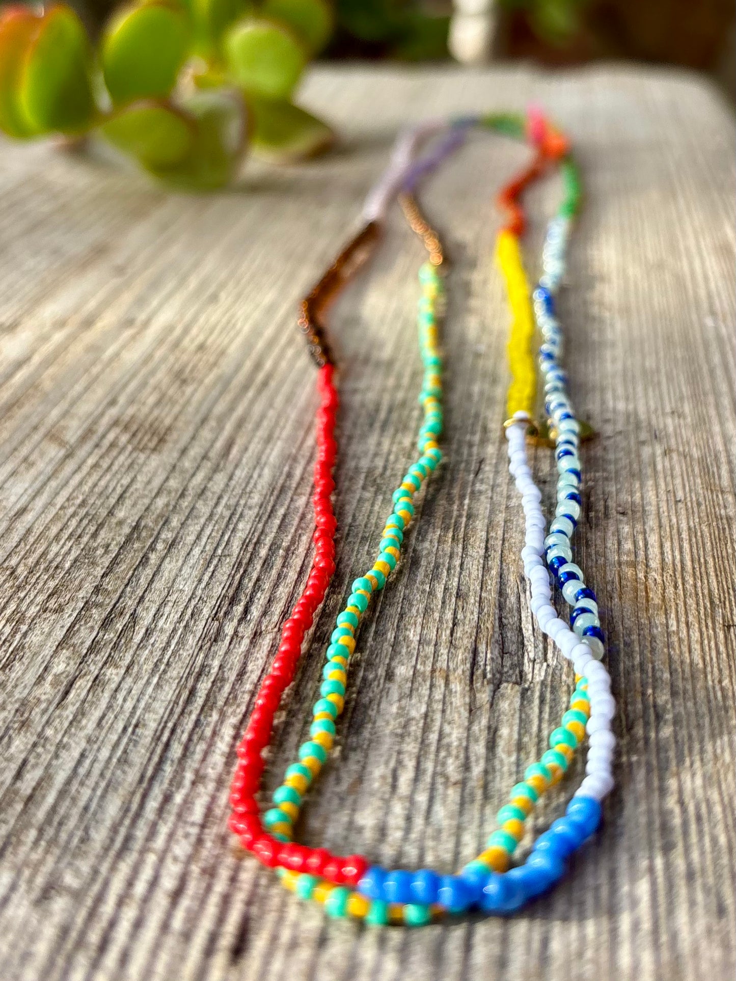 Sunshine Candy Necklace - Buntes Seed Bead Accessoire. Feinste Rocailles Perlen mit viel Liebe in eine schöne sommerliche Halskette verarbeitet.